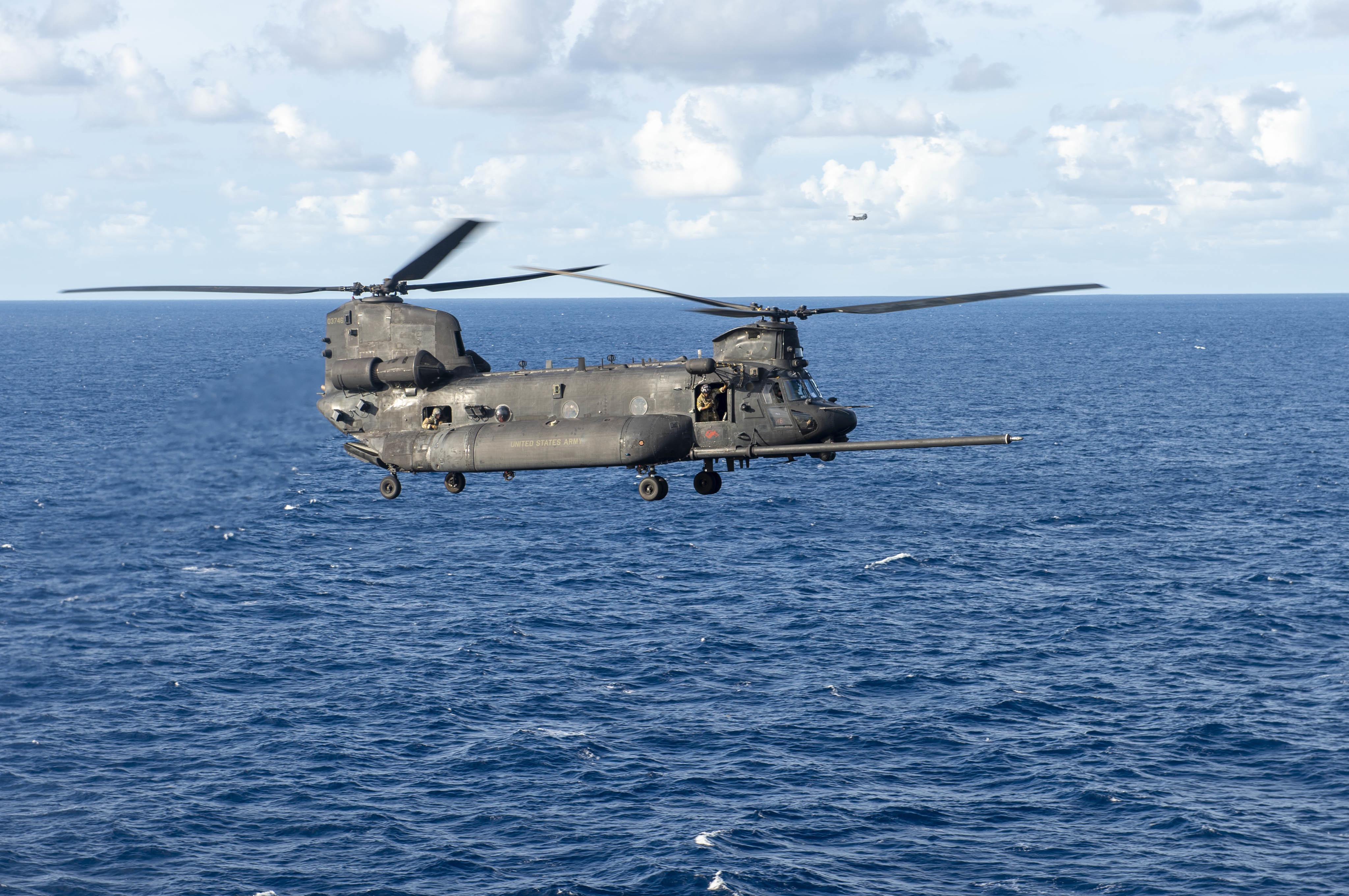 211005-N-PA358-2018 OCÉAN ATLANTIQUE (OCT 5, 2021) un Chinook MH-47G, attaché au 3e Bataillon, 160e Régiment d'aviation d'opérations spéciales (3/160e SOAR), vole près du pont de vol du porte-avions de classe Nimitz USS Harry S. Truman (CVN 75). Truman opère dans l'océan Atlantique pour soutenir les opérations navales visant à maintenir la stabilité et la sécurité maritimes afin d'assurer l'accès, de dissuader les agressions et de défendre les intérêts des États-Unis, de leurs alliés et de leurs partenaires. (Photo de l'US Navy par le matelot T'ara Tripp, spécialiste des communications de masse)