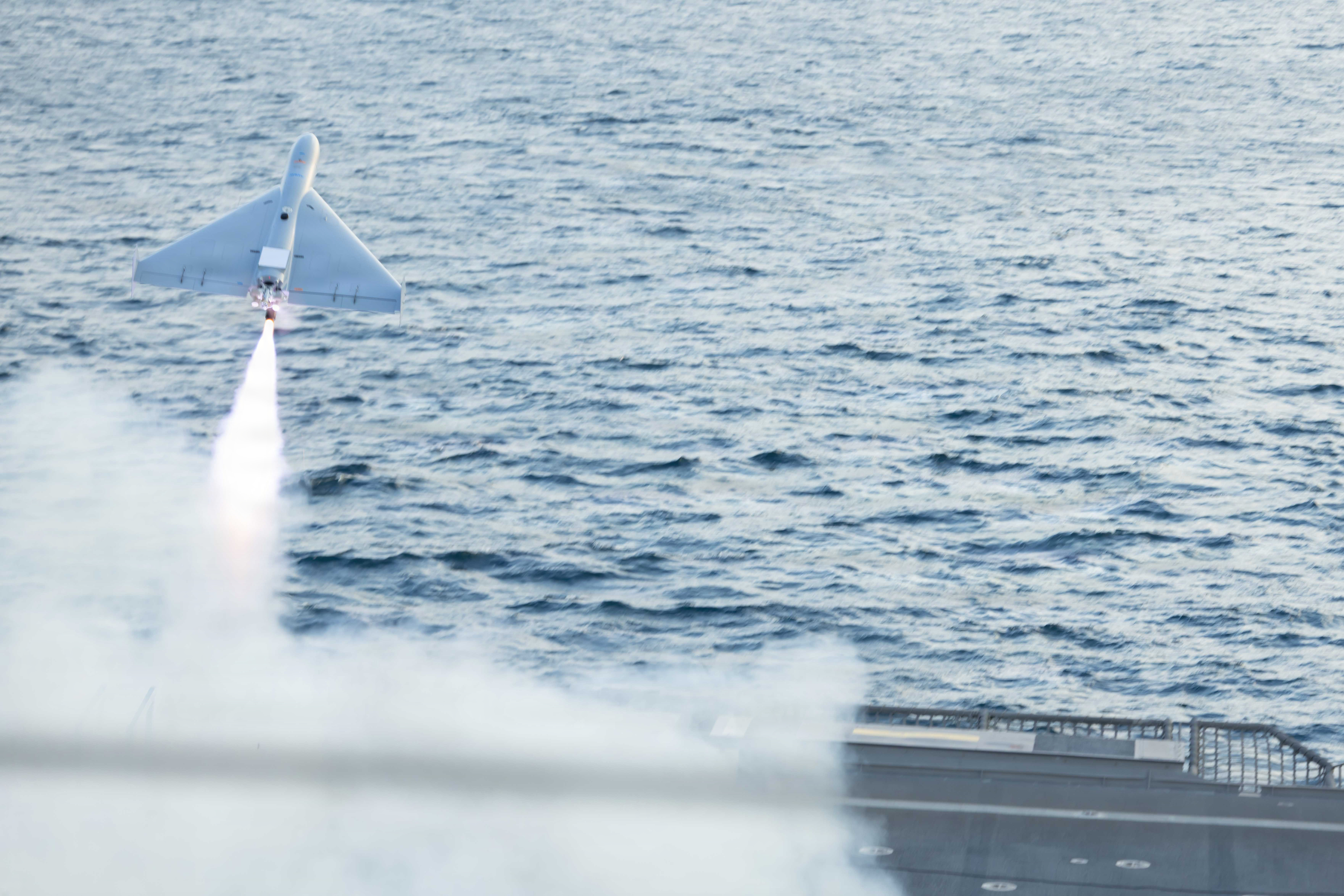 GOLFE Arabique (déc 16, 2025) un système d'attaque de combat sans pilote (LUCAS) à faible coût est lancé depuis le poste de pilotage du navire de combat littoral de classe Indépendance USS Santa Barbara (LCS 32), alors qu'il opère dans le golfe Persique, le 16 décembre 2025. Avant le lancement, l'équipe d'intégration des armes à bord de la division des armes du Naval Air Warfare Center a validé que le navire pouvait stocker, déplacer et manipuler le système en toute sécurité à mer. La Task Force 59 a exploité le drone LUCAS dans le cadre des opérations de la Task Force Scorpion Strike. (Photo de l'armée américaine par la CPS. Kayla McGuire)