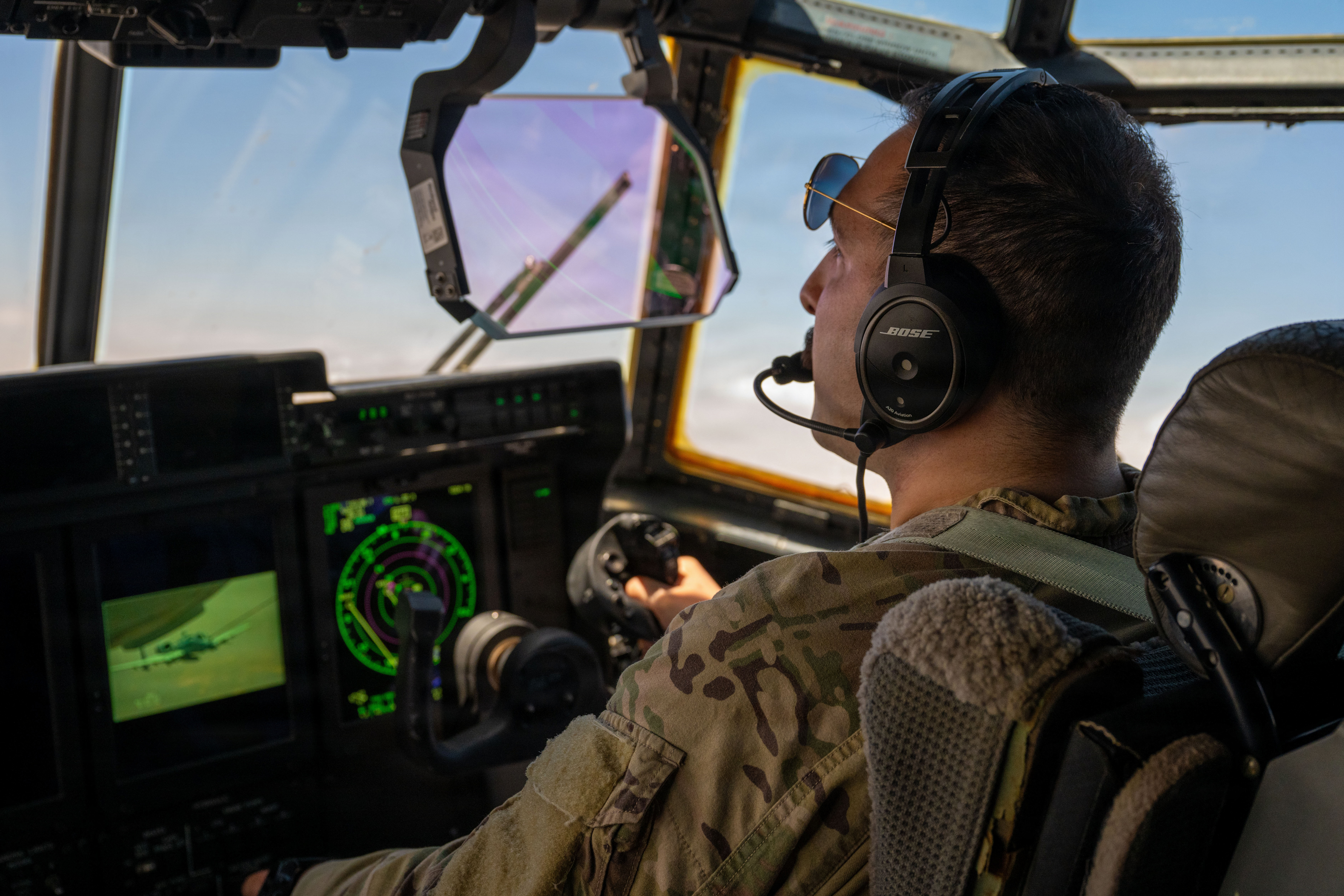 Un pilote de l'US Air Force regarde un avion A-10C Thunderbolt II s'approcher de son avion HC-130J Combat King II pendant qu'il vole avant d'effectuer un ravitaillement en vol dans la zone de responsabilité du Commandement central des États-Unis, le 9 mai 2026. (Photo de l'US Air Force)
