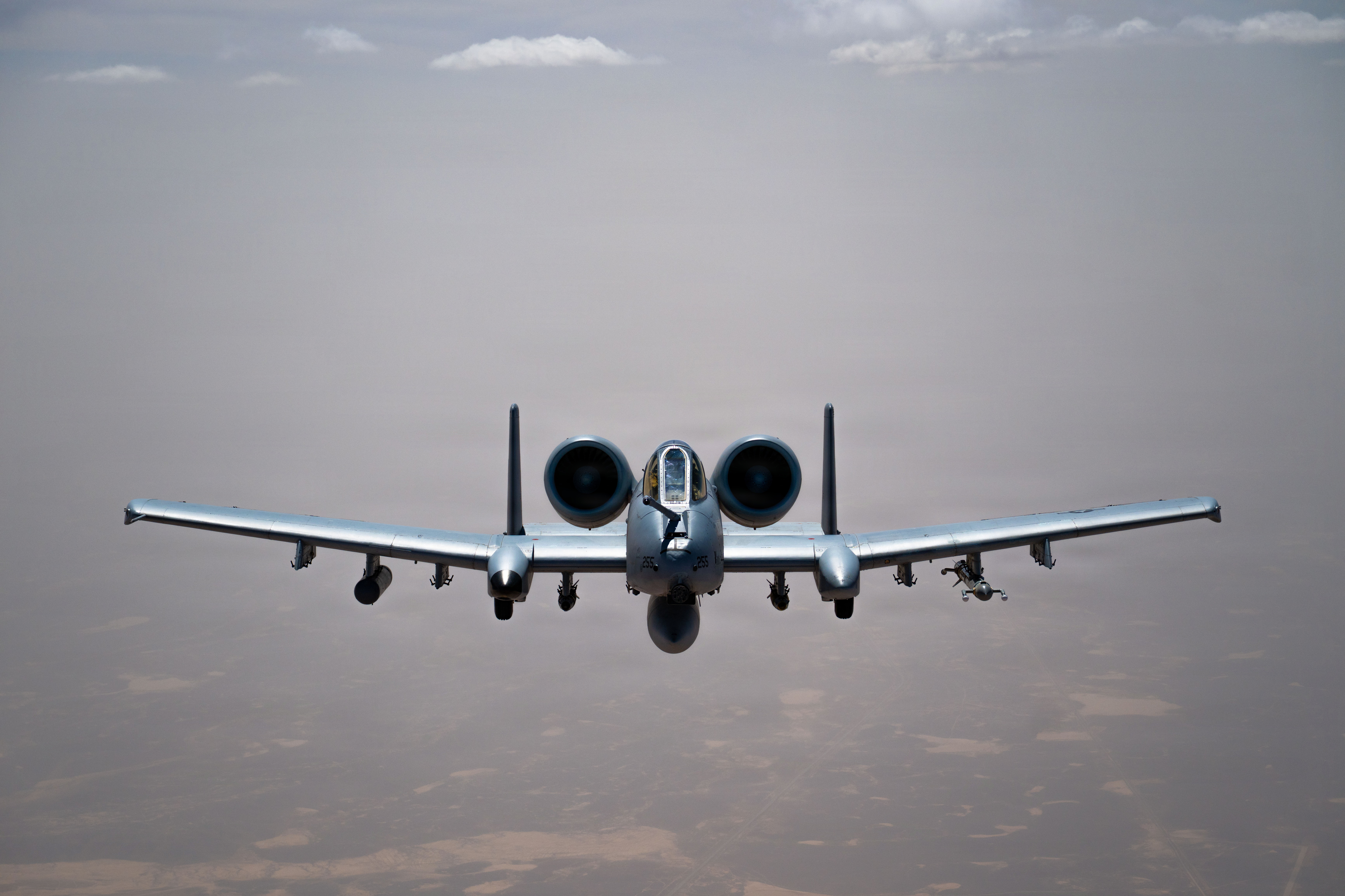 Un avion A-10C Thunderbolt II de l'US Air Force vole dans la zone de responsabilité du Commandement central des États-Unis, le 9 mai 2026. (Photo de l'US Air Force)