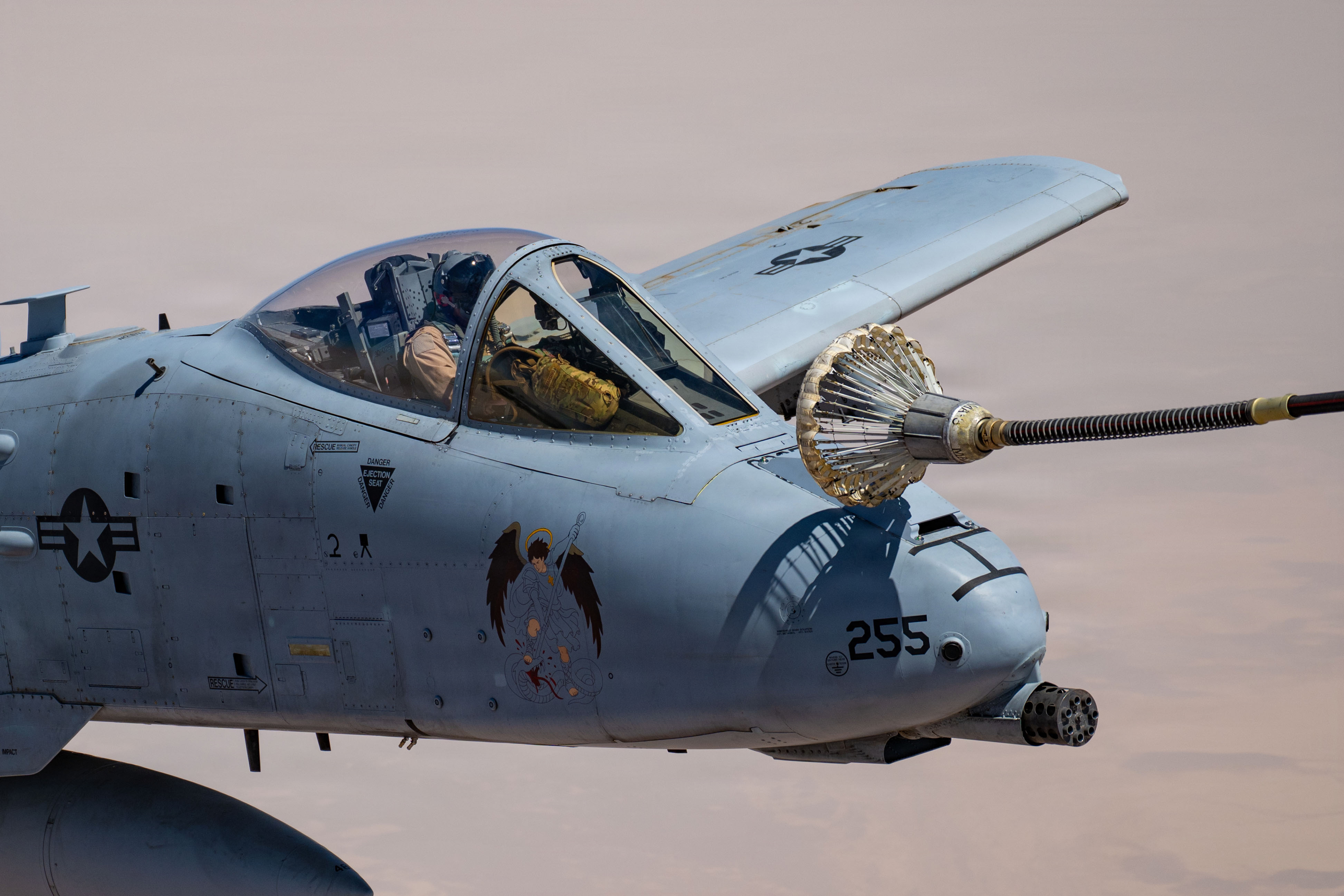Un avion A-10C Thunderbolt II de l'US Air Force fait le plein d'un avion HC-130J Combat King II dans la zone de responsabilité du Commandement central des États-Unis, le 9 mai 2026. (Photo de l'US Air Force)
