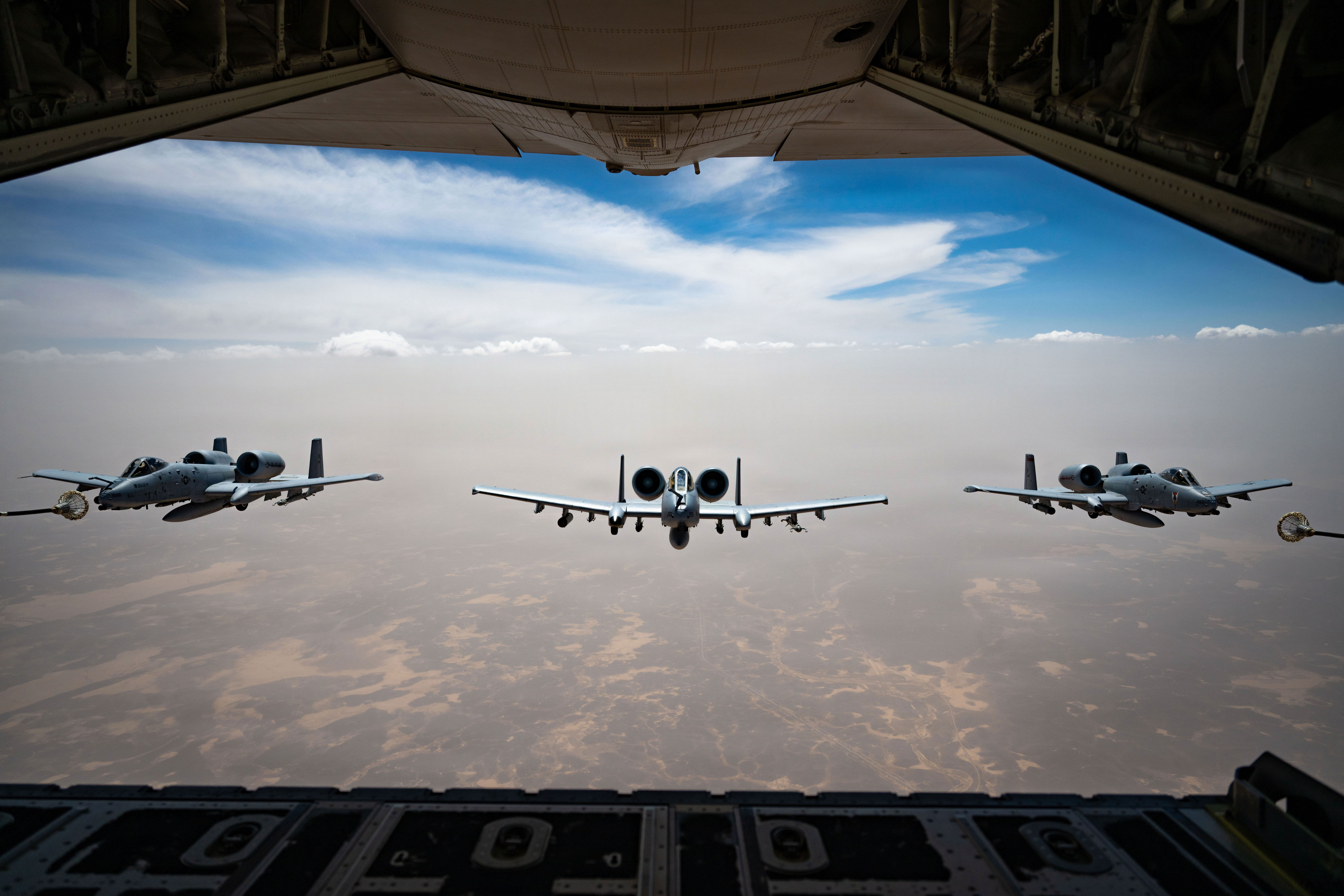 Trois avions A-10C Thunderbolt II de l'US Air Force volent en formation après un ravitaillement en vol à partir d'un avion HC-130J Combat King II dans la zone de responsabilité du Commandement central des États-Unis, le 9 mai 2026. (Photo de l'US Air Force)