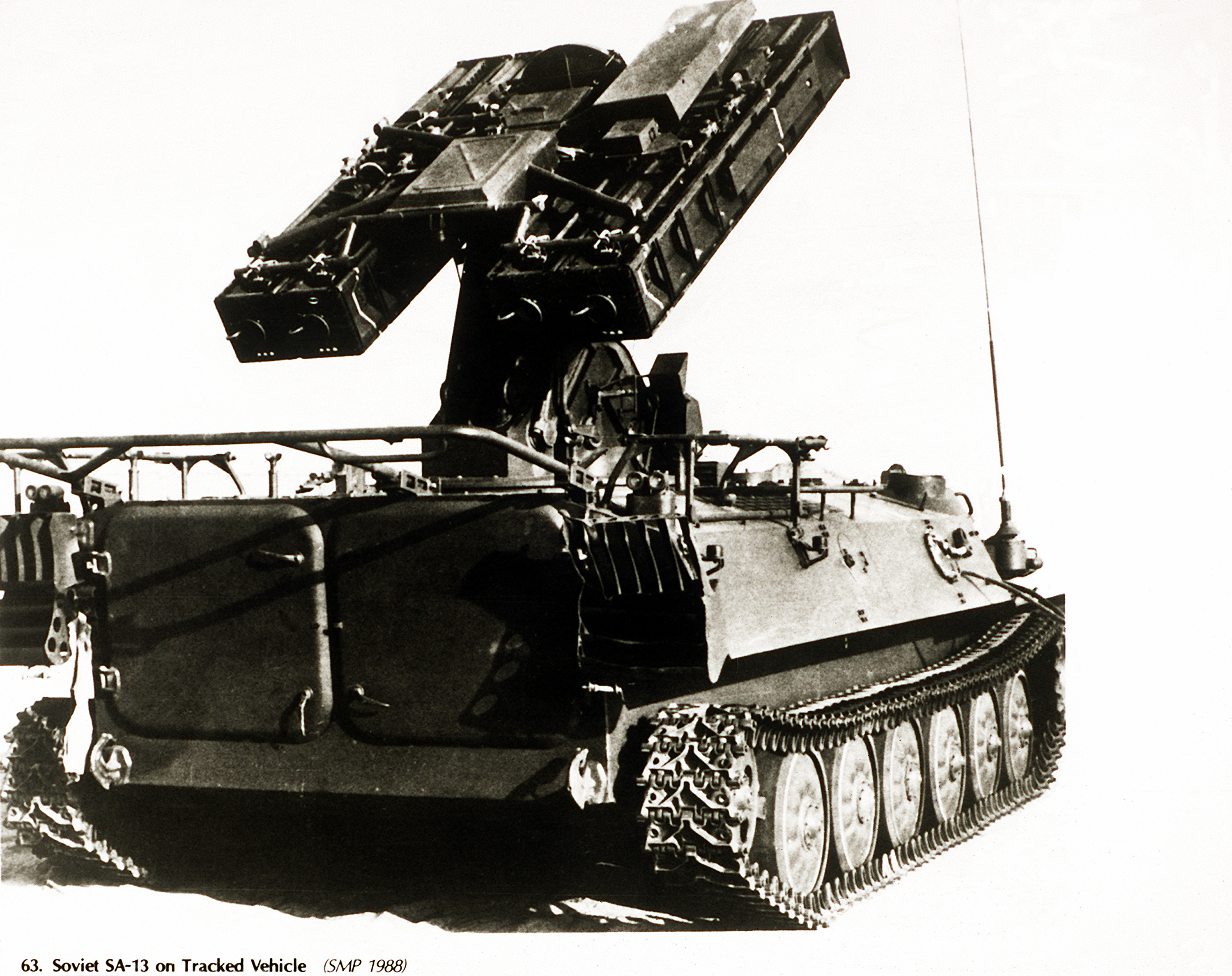 Un lanceur de missiles soviétique SA-13 monté sur un véhicule à chenilles.