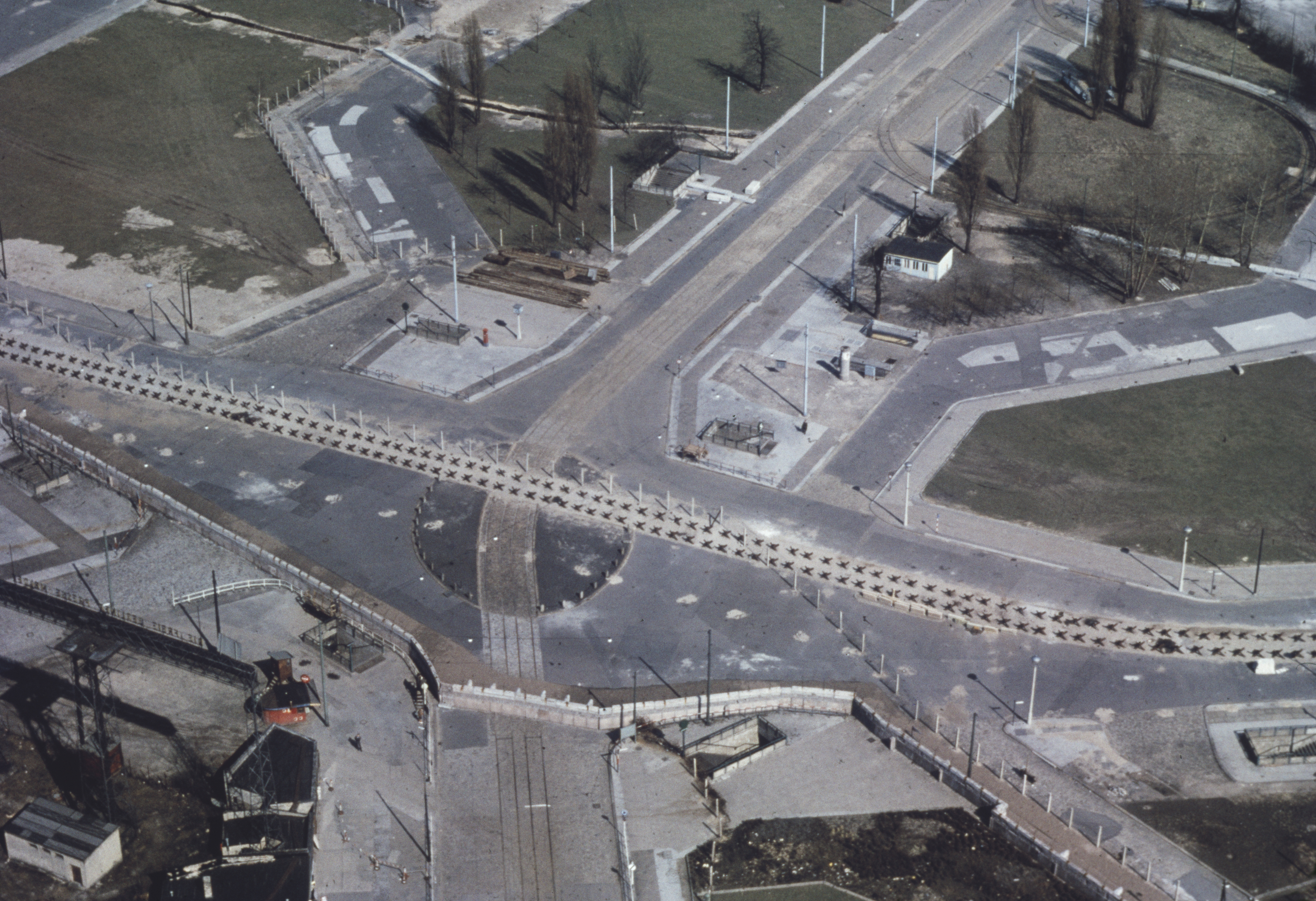 Le mur de Berlin traverse la Potsdamer Platz à Berlin, en Allemagne, vers 1965. (Photo de Harvey Meston/Archive Photos/Getty Images)