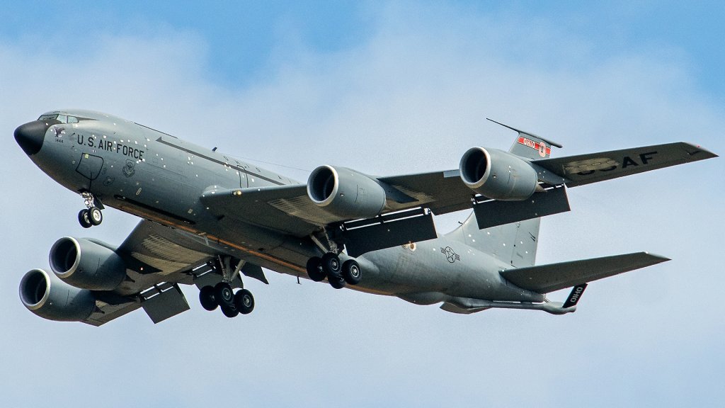 KC-135 vu avec des réparations de dommages de combat atterrissant à RAF Midlenhall.