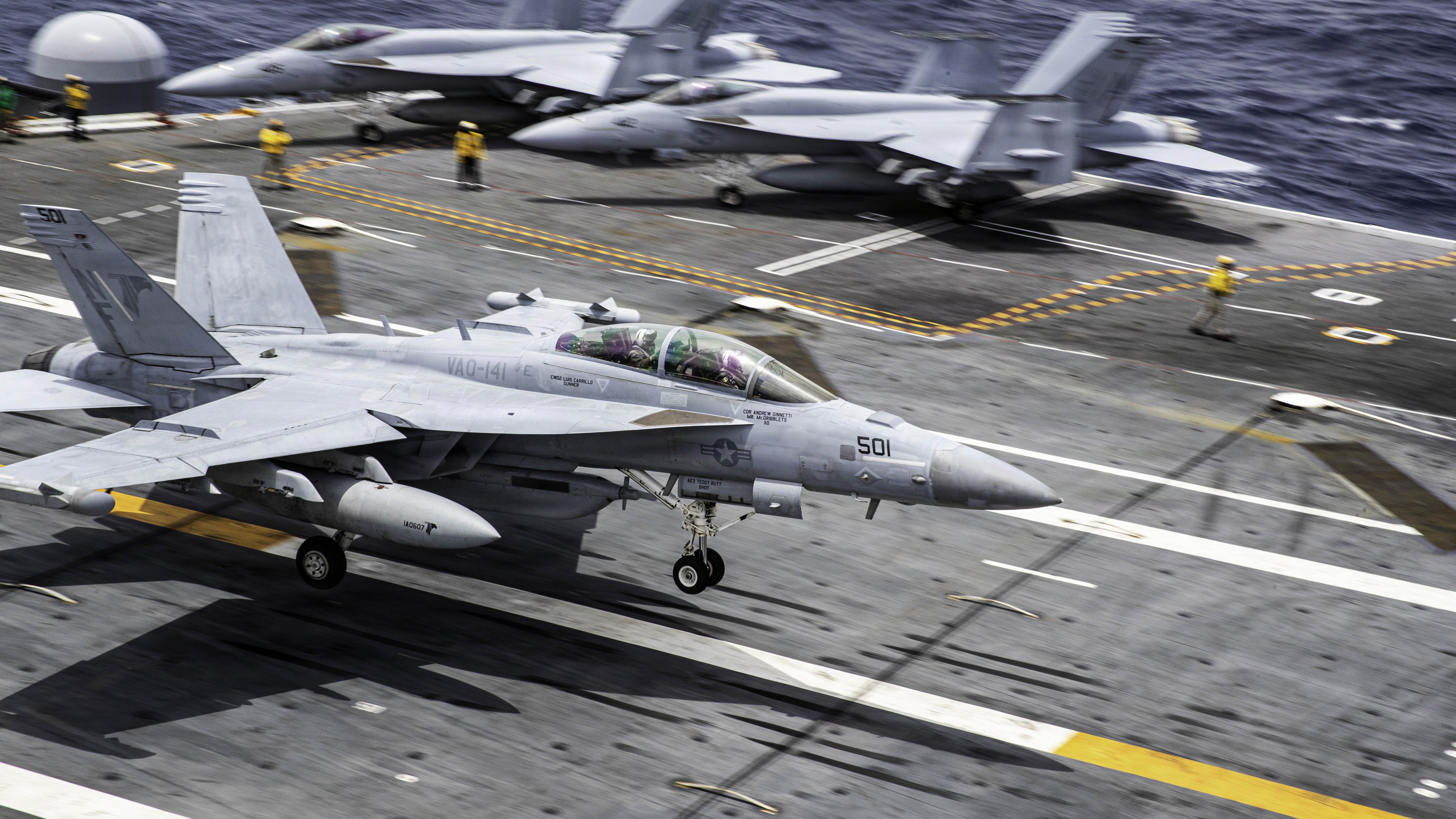 Un F/A-18E Super Hornet, attaché au Strike Fighter Squadron (VAQ) 141, atterrit sur le pont de vol du porte-avions de classe Nimitz USS George Washington (CVN 73) alors qu'il est en cours dans la mer des Philippines, le 25 mai 2026. George Washington est le premier porte-avions déployé vers l'avant de la Marine américaine, un symbole de longue date de l'engagement des États-Unis à maintenir une région Indo-Pacifique libre et ouverte, tout en opérant aux côtés des alliés et des partenaires de la plus grande flotte numérotée de la marine américaine. (Photo de l'US Navy par le matelot Kiah Nesbitt, spécialiste des communications de masse)