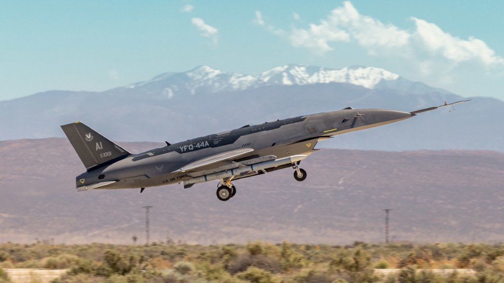 L'unité des opérations expérimentales de l'Air Force, sous l'Air Combat Command, a récemment conclu un exercice critique avec Collaborative Combat Aircraft à la base aérienne d'Edwards, en Californie, mettant en pratique les principes du nouveau système d'acquisition de combat. L'exercice a utilisé l'avion YFQ-44A et représente un changement vers le nouveau concept d'expérimentation antérieure pilotée par l'opérateur pour éclairer les tactiques et les procédures qui accéléreront la fourniture de cette capacité de transformation au combattant.