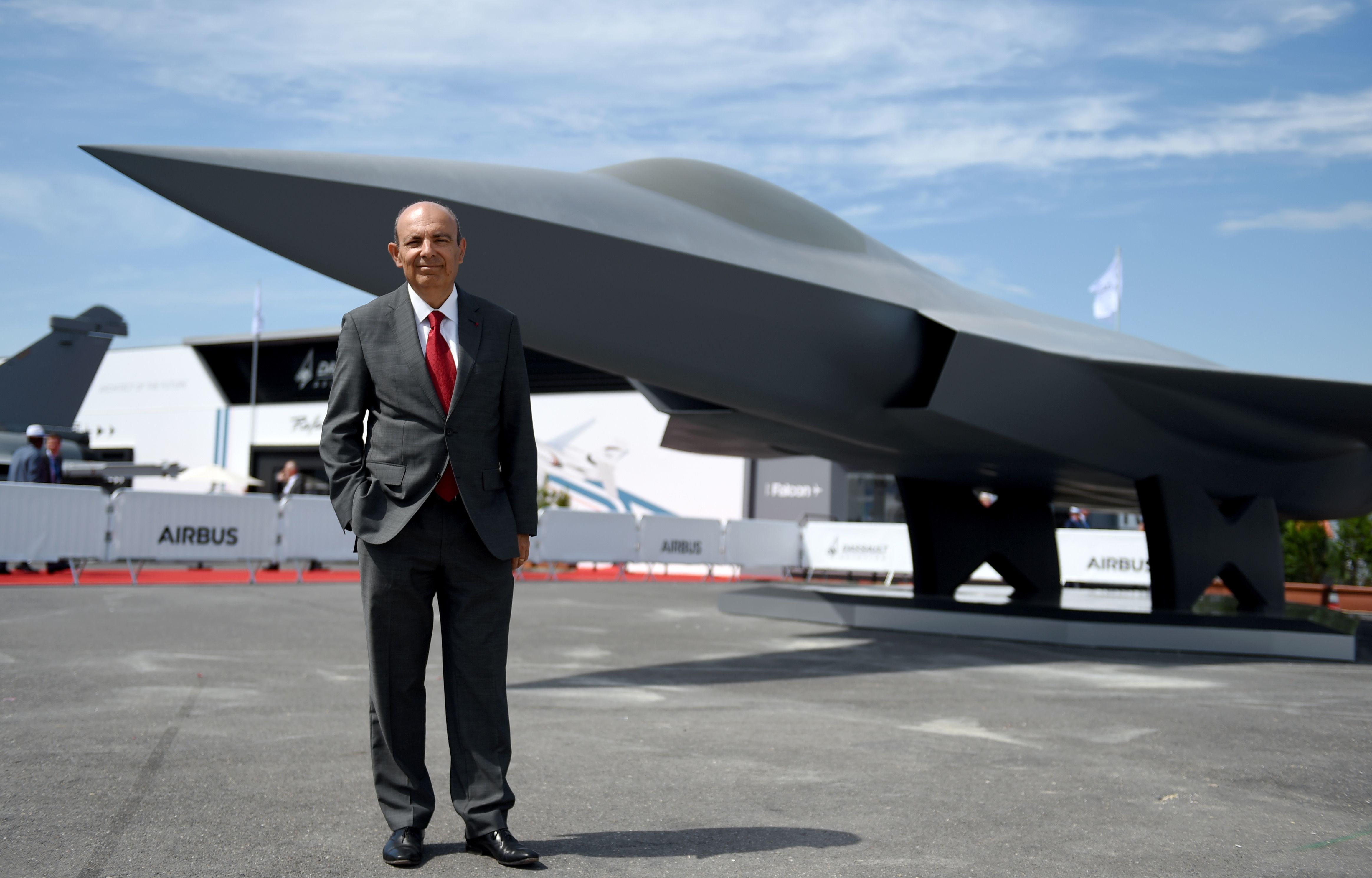 Eric Trappier, directeur général du groupe français Dassault Aviation, pose devant la maquette grandeur nature du Système de combat aérien Futur (SCAF), le futur système de combat aérien (FCAS), sur l'exposition statique de Dassault Aviation lors du Salon international du Bourget, le 18 juin 2019 à l'aéroport du Bourget, près de Paris. (Photo par ERIC PIERMONT / AFP) (Photo par ERIC PIERMONT/AFP via Getty Images)