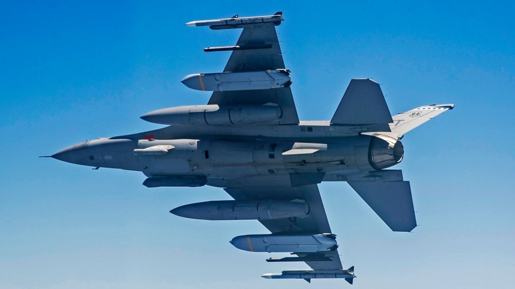 Le major Jacob Rohrbach, pilote d'essai du 40e Escadron d'essais en vol, a effectué la toute première mission d'essai M7 avec deux armes JASSM ER à bord d'un F-16 le 25 juillet 2018 à Eglin AFB, en Floride.