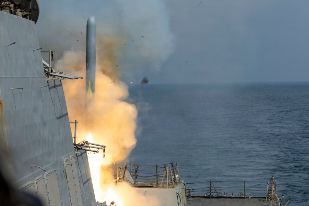 Le destroyer lance-missiles de classe Arleigh Burke USS Delbert D. Black (DDG 119) tire un missile d'attaque terrestre Tomahawk (TLAM) à l'appui de l'opération Epic Fury, le 28 février 2026. (Photo de l'US Navy)