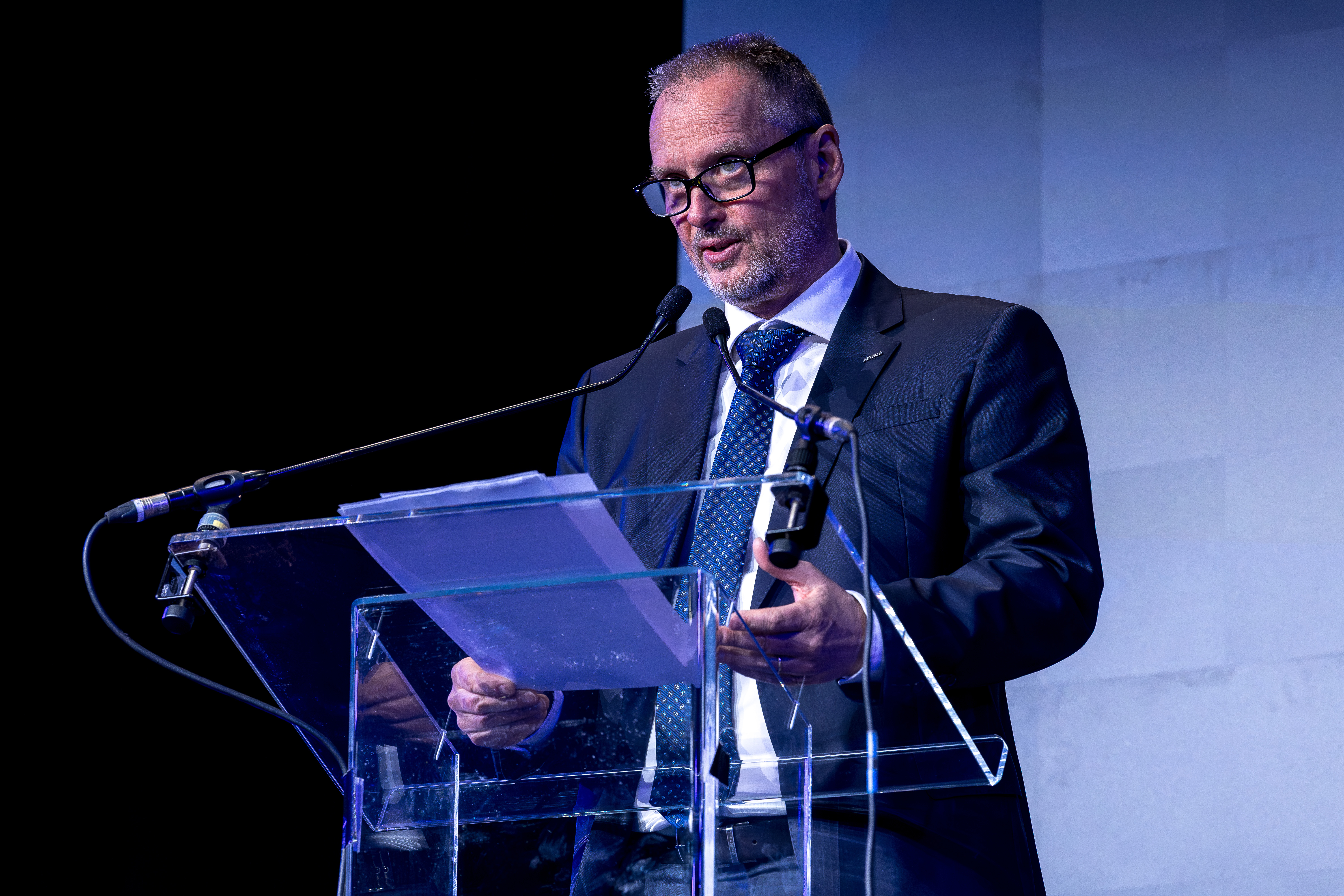 BRUXELLES, BELGIQUE - 13 MARS : Michael Schoellhorn, PDG d'Airbus Defence and Space, prend la parole lors d'une conférence d'ouverture lors de l'édition inaugurale du Brussels European Defence Exhibition & Conference (BEDEX), le 13 mars 2026 à Bruxelles, Belgique. Le nouvel événement BEDEX a été créé en partenariat avec le ministère belge de la Défense et des Forces armées pour présenter les industries de défense européennes et de l'OTAN, alors que la Belgique et d'autres pays européens augmentent leurs dépenses de défense en réponse au climat géopolitique actuel. (Photo par Omar La Havane/Getty Images)
