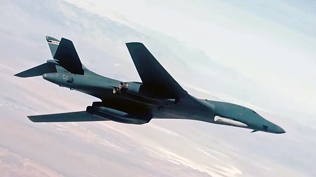 Pour la première fois, à notre connaissance, l’US Air Force a rendu publique des images montrant un bombardier B-1B Lancer transportant un missile hypersonique AGM-183 Air-launched Rapid Response Weapon, ou ARRW.