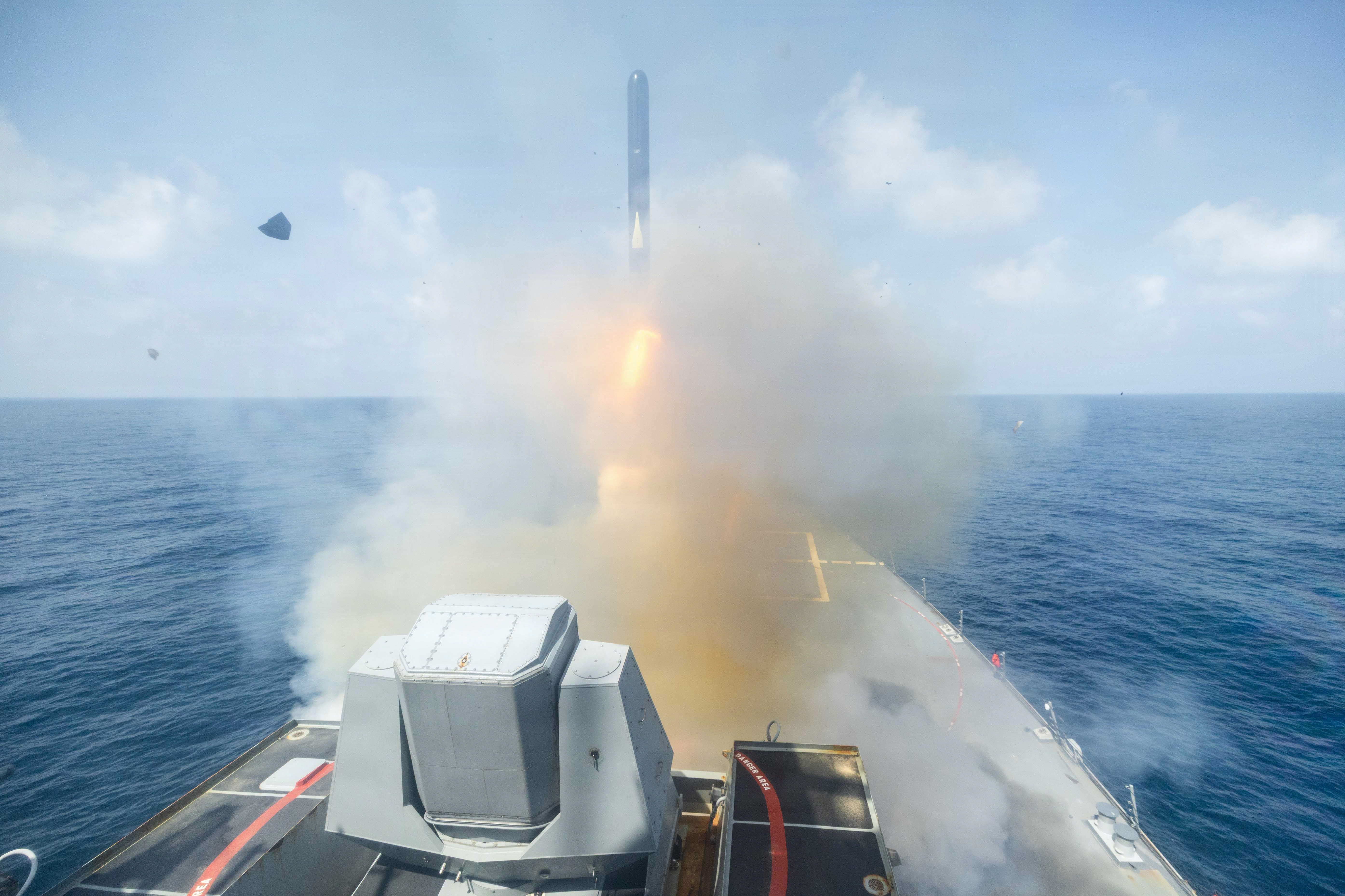 Le destroyer lance-missiles de classe Arleigh Burke USS Spruance (DDG 111) tire un missile d'attaque terrestre Tomahawk (TLAM) à l'appui de l'opération Epic Fury, le 28 février 2026. (Photo de l'US Navy)
