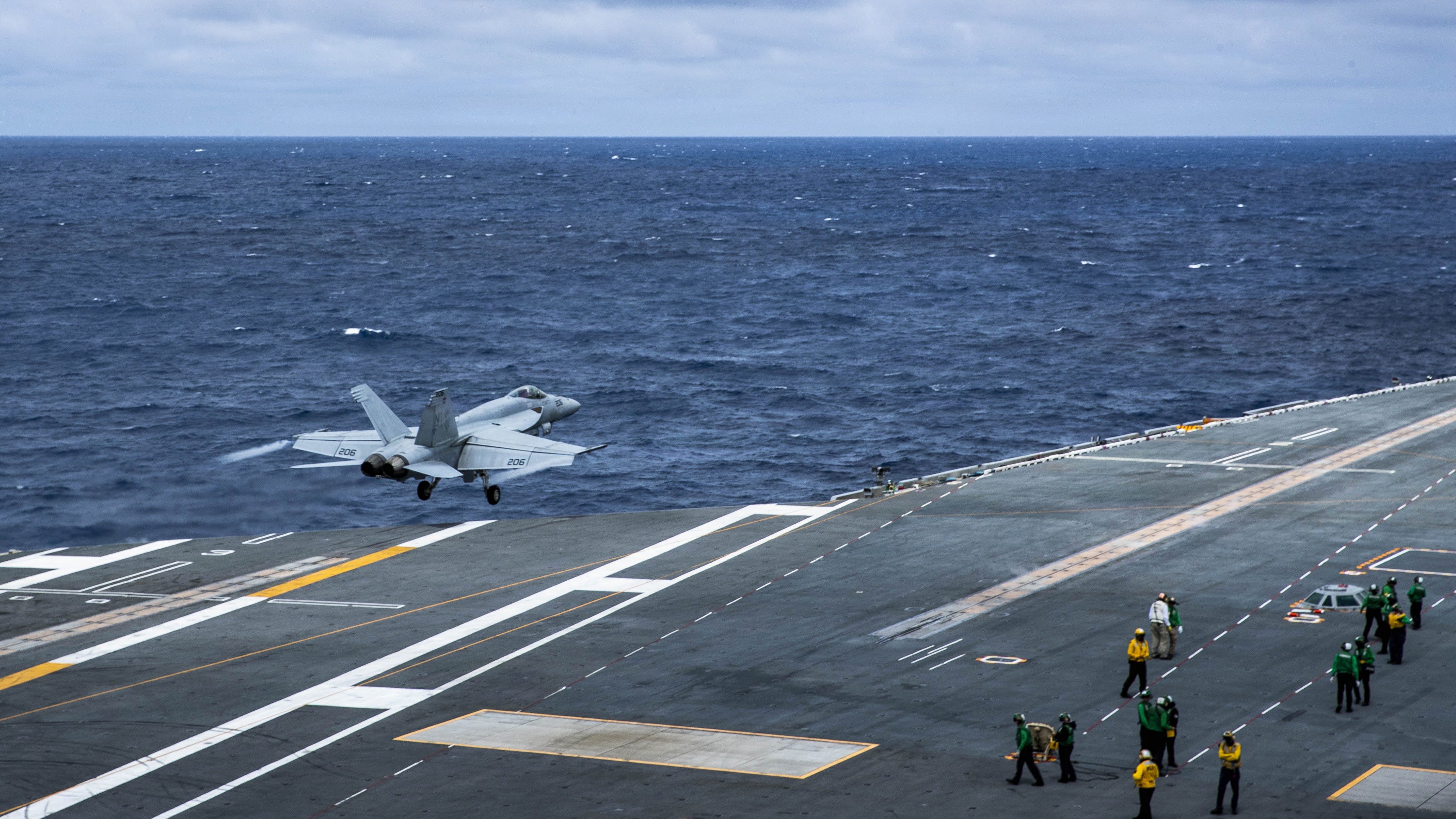 Un F/A-18e Super Hornet, attaché au Strike Fighter Squadron (VFA) 27, part du pont de vol du porte-avions de classe Nimitz USS George Washington (CVN 73) alors qu'il est en cours dans la mer des Philippines, le 25 mai 2026. Le George Washington Carrier Strike Group (GWACSG) opère dans la zone d'opérations de la 7e flotte américaine. George Washington est le premier porte-avions déployé vers l'avant de l'US Navy, un symbole de longue date de l'engagement des États-Unis à maintenir un Indo-Pacifique libre et ouvert, tout en opérant aux côtés de leurs alliés et partenaires au sein de la plus grande flotte numérotée de l'US Navy. (Photo de l'US Navy par Lillian Olen, spécialiste des communications de masse de 2e classe)