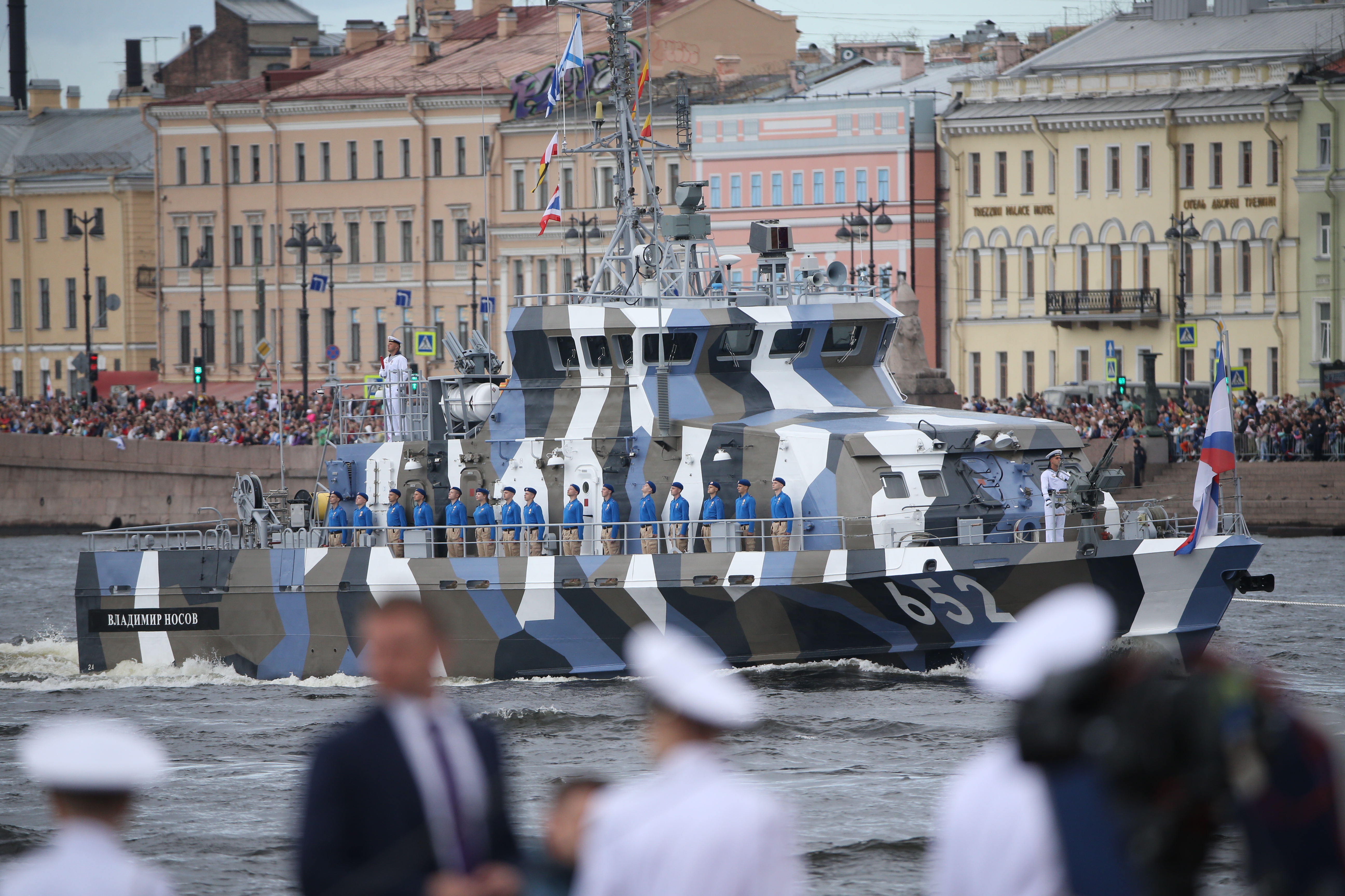 SAINT-PÉTERSBOURG, RUSSIE - JUILLET 31 : (RUSSIE OUT) le bateau russe anti-saboteurs de classe Grachonok Vladimir Vosov participe au défilé de la Journée de la Marine, le 31 2022 juillet, à Saint-Pétersbourg, en Russie. Le président Vladimir Poutine est arrivé à Saint-Pétersbourg pour examiner le principal défilé naval impliquant plus de 50 navires militaires à l'occasion de la Journée de la marine russe. (Photo du contributeur/Getty Images)