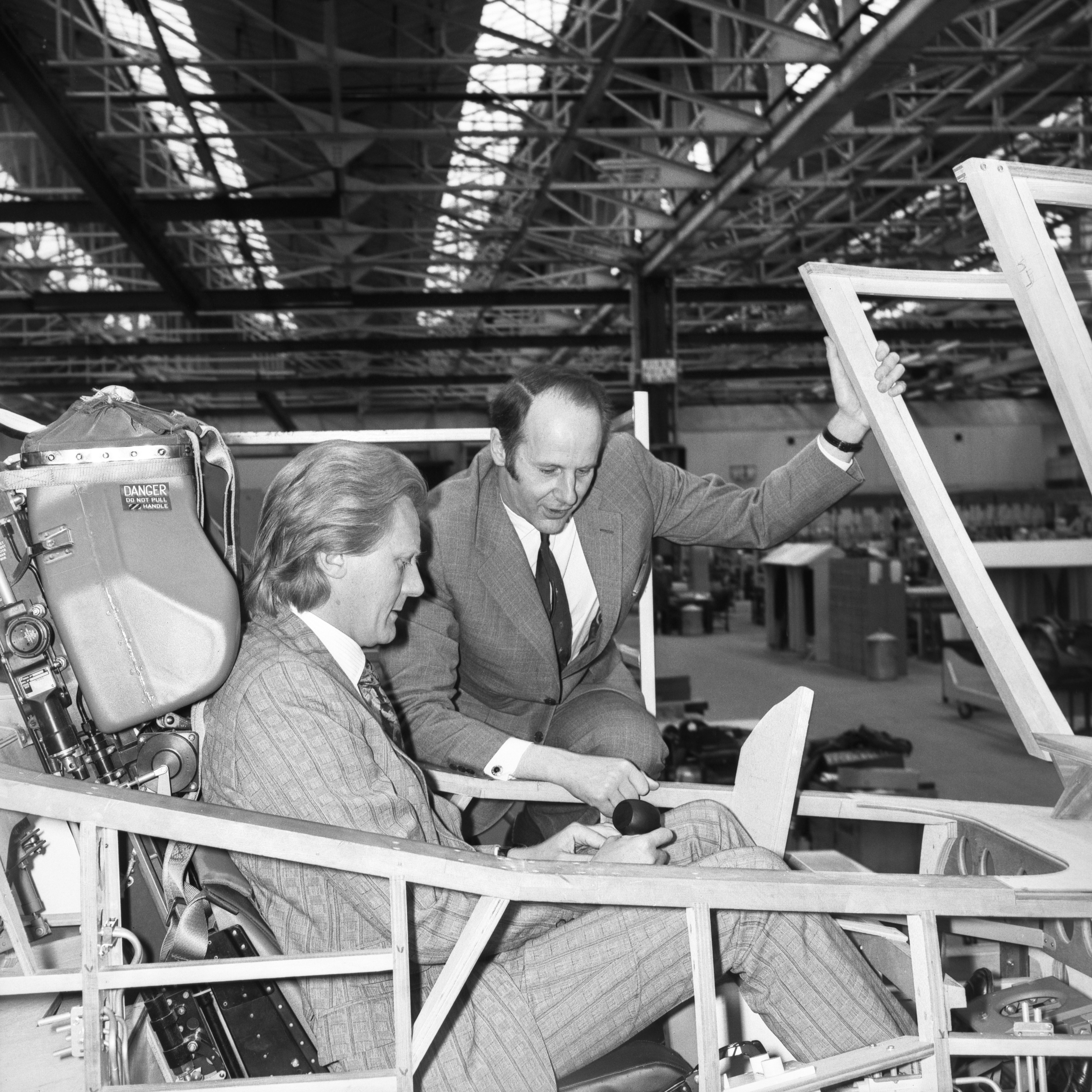 Le ministre de l'Aérospatiale Michael Heseltine visite Hawker Siddeley Aviation, où il teste une maquette du cockpit du chasseur HS 1182. Le directeur exécutif et ingénieur en chef Ralph Hooper lui présente les fonctionnalités. (Photo par PA Images via Getty Images)