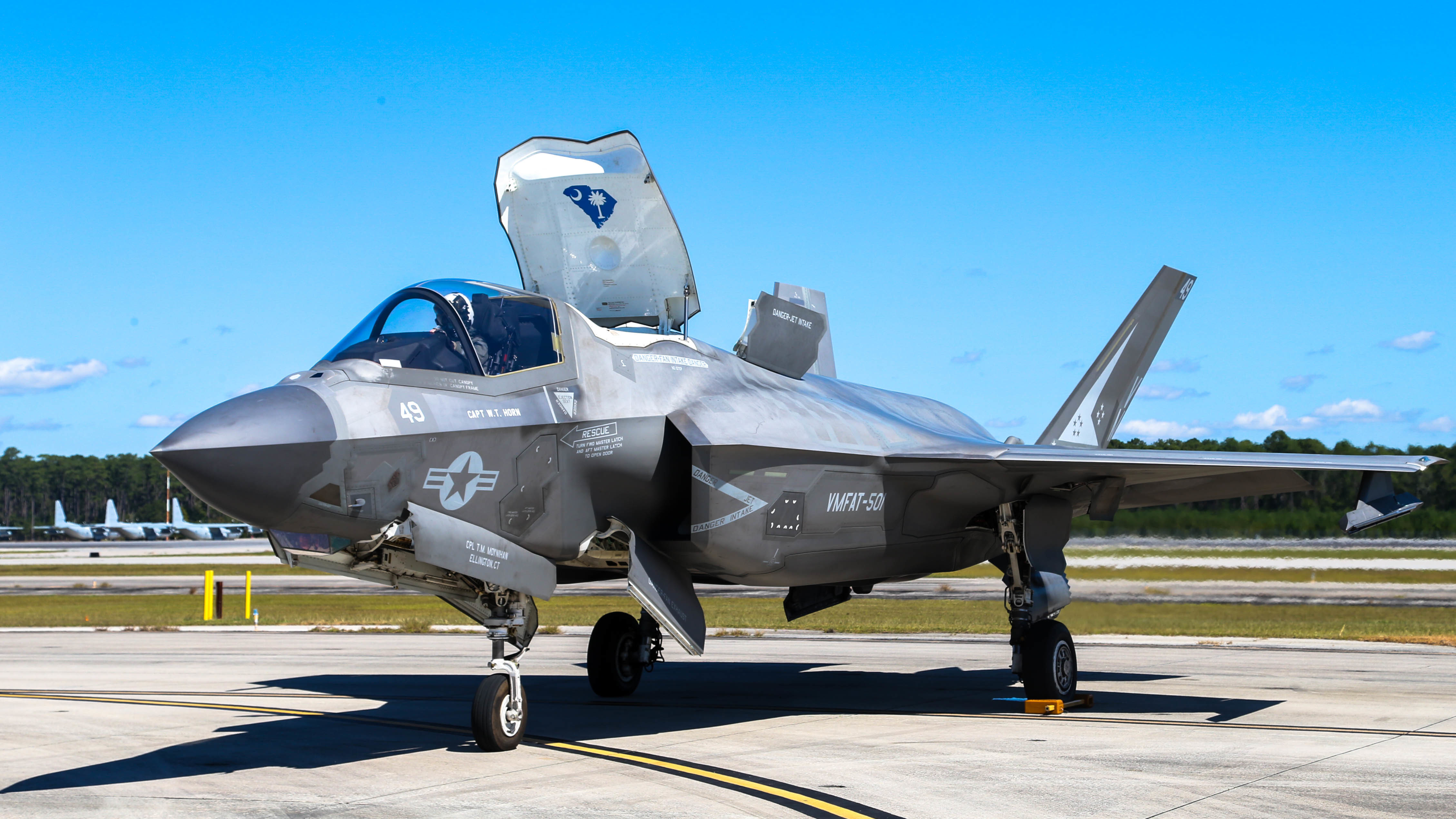 Un avion F-35B Lightning II avec le Marine Fighter Attack Training Squadron (VMFAT) 501, se prépare au décollage lors du spectacle aérien de Cherry point de la Marine Corp Air Station (MCAS) 2021 et de la célébration du 80e anniversaire du MCAS Cherry point, en Caroline du Nord, le 26 septembre 2021. Le spectacle aérien est le MCAS Cherry point et l'immense événement de sensibilisation communautaire de la 2e Escadre d'avions marins qui témoigne de l'appréciation de ses voisins régionaux et de ses partenaires communautaires pour leur un soutien durable dans la réussite de la mission. (Photo du Corps des Marines des États-Unis par Lance Cpl. Christopher Hernandez)