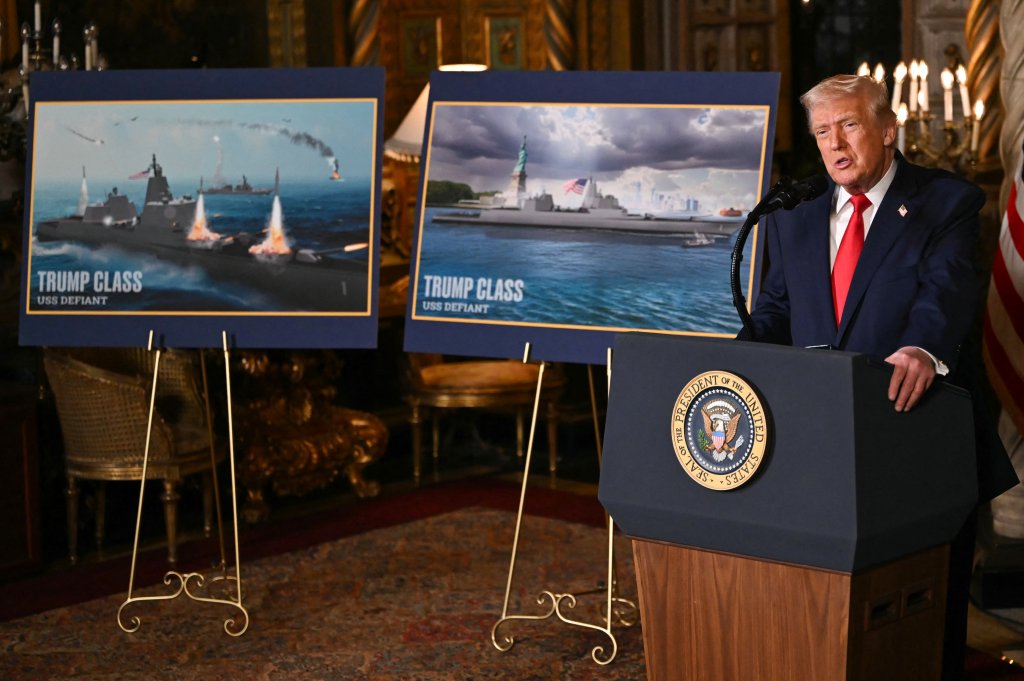Le président américain Donald Trump annonce la nouvelle initiative Golden Fleet de la marine américaine, dévoilant une nouvelle classe de navires de guerre, à Mar-a-Lago à Palm Beach, en Floride, le 22 décembre 2025. Le 22 décembre, le président Donald Trump a annoncé une nouvelle classe de navires de guerre lourdement armés qui porteront son nom – un honneur habituellement réservé aux dirigeants américains qui ont quitté leurs fonctions. Deux des navires de la classe Trump seront construits dans un premier temps, mais ce nombre pourrait augmenter considérablement à l'avenir, selon le président, qui a déclaré qu'ils seraient construits. "certains des navires de guerre de surface les plus meurtriers" et "le plus grand cuirassé de l'histoire de notre pays." Trump a fait cette annonce dans sa résidence de Mar-a-Lago en Floride aux côtés du chef du Pentagone Pete Hegseth, du secrétaire d'État Marco Rubio et du secrétaire à la Marine John Phelan, avec des images des navires de haute technologie prévus sur des stands à proximité. (Photo par ANDREW CABALLERO-REYNOLDS / AFP via Getty Images)