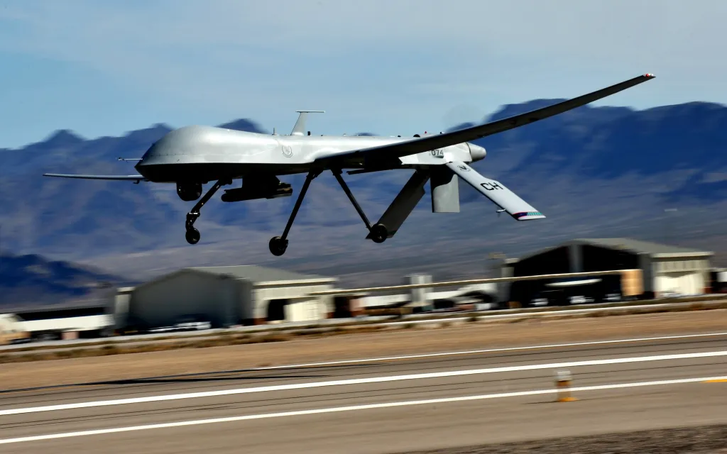 Un Predator MQ-1 vole au-dessus de la ligne de vol pendant l'entraînement de lancement et de récupération à la base aérienne de Creech, au Nevada. L'équipage pilotera le MQ-1 pour la dernière fois à Creech le 9 mars 2018 avant qu'il ne soit officiellement retiré de l'inventaire de la Force aérienne. (Photo de l'US Air Force par le sergent-chef principal Cecilio Ricardo)