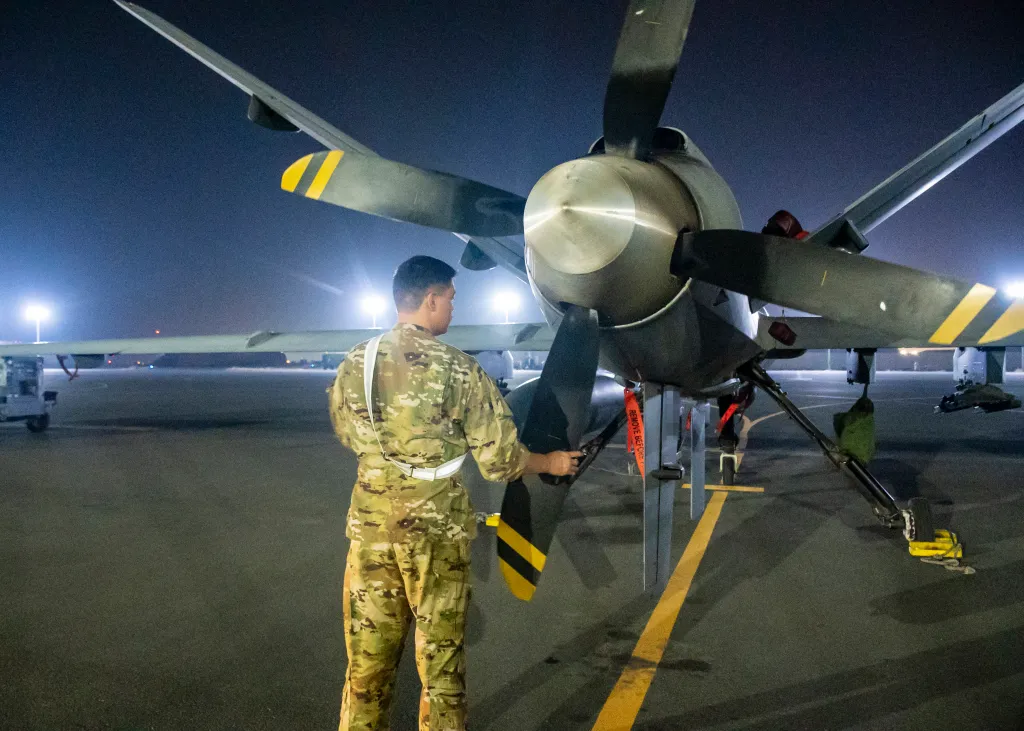 Un membre du service de l'US Air Force affecté au 46e Escadron d'attaque expéditionnaire effectue des vérifications avant vol sur un avion MQ-9 en préparation d'une mission opération Agile Spartan au départ de la base aérienne Ali Al Salem, au Koweït, le 21 août 2023. Ce MQ-9 et trois autres ont effectué le premier cycle complet d'ordre de mission aérienne (ATO) du 386 AEW en utilisant le lancement et la récupération de satellite (SLR), fournissant ainsi aux dirigeants des renseignements, une surveillance et une reconnaissance cruciaux en fonction du temps. dans toute la zone de responsabilité du CENTCOM. (Photo de l'US Air Force par le sergent technique Isaac Garden)