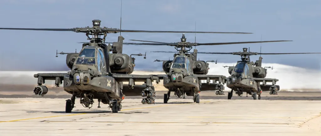 Un vol d'hélicoptères d'attaque AH-64 Apache de l'armée américaine, armés de roquettes et de missiles Hellfire, roule pour effectuer un vol régulier dans la zone de responsabilité du commandement central américain. En plus des roquettes et des missiles, l'Apache est également armé d'un canon à chaîne de 30 mm. (Photo de l'armée américaine)