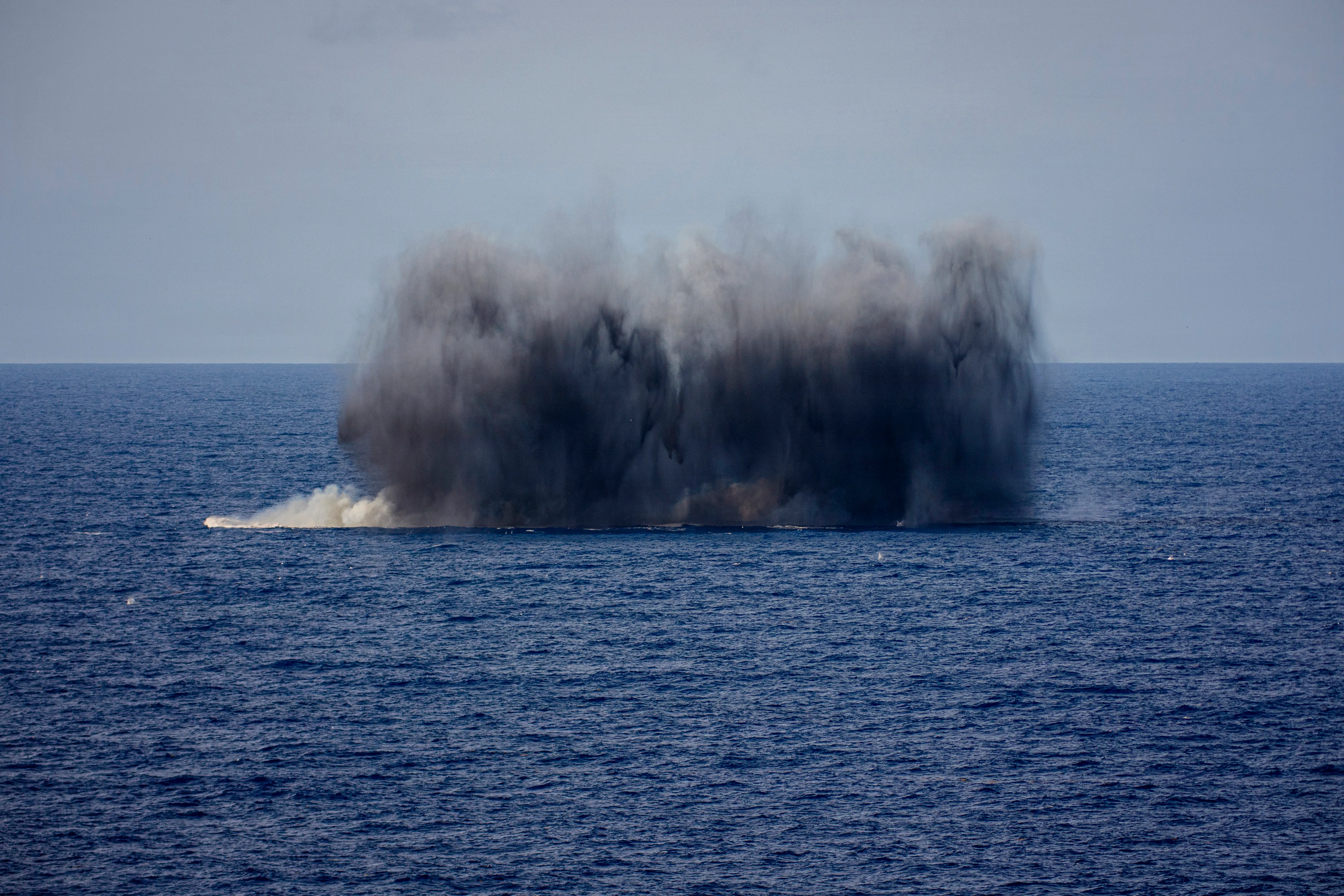 Une bombe aérienne MK12/BLU-111 frappe une cible simulée lors d'une démonstration de puissance aérienne au-dessus du golfe d'Amérique, le 11 juin 2026. Les forces militaires américaines sont déployées dans la zone de responsabilité du Commandement Sud des États-Unis pour soutenir les opérations dirigées par le ministère de la Guerre et les priorités du président visant à perturber le trafic de drogues illicites, à dissuader les acteurs malveillants et à protéger la patrie par une présence continue. Les porte-avions de classe Nimitz constituent le summum de la projection de la puissance aéronavale mobile et de la présence opérationnelle avancée. Aucun autre système d'armes ne possède la réactivité, l'endurance, la puissance multidimensionnelle, la conscience inhérente de l'espace de combat et les capacités de commandement et de contrôle d'un groupe aéronaval et de son escadre aérienne embarquée. (Photo de l'US Navy / Libéré)