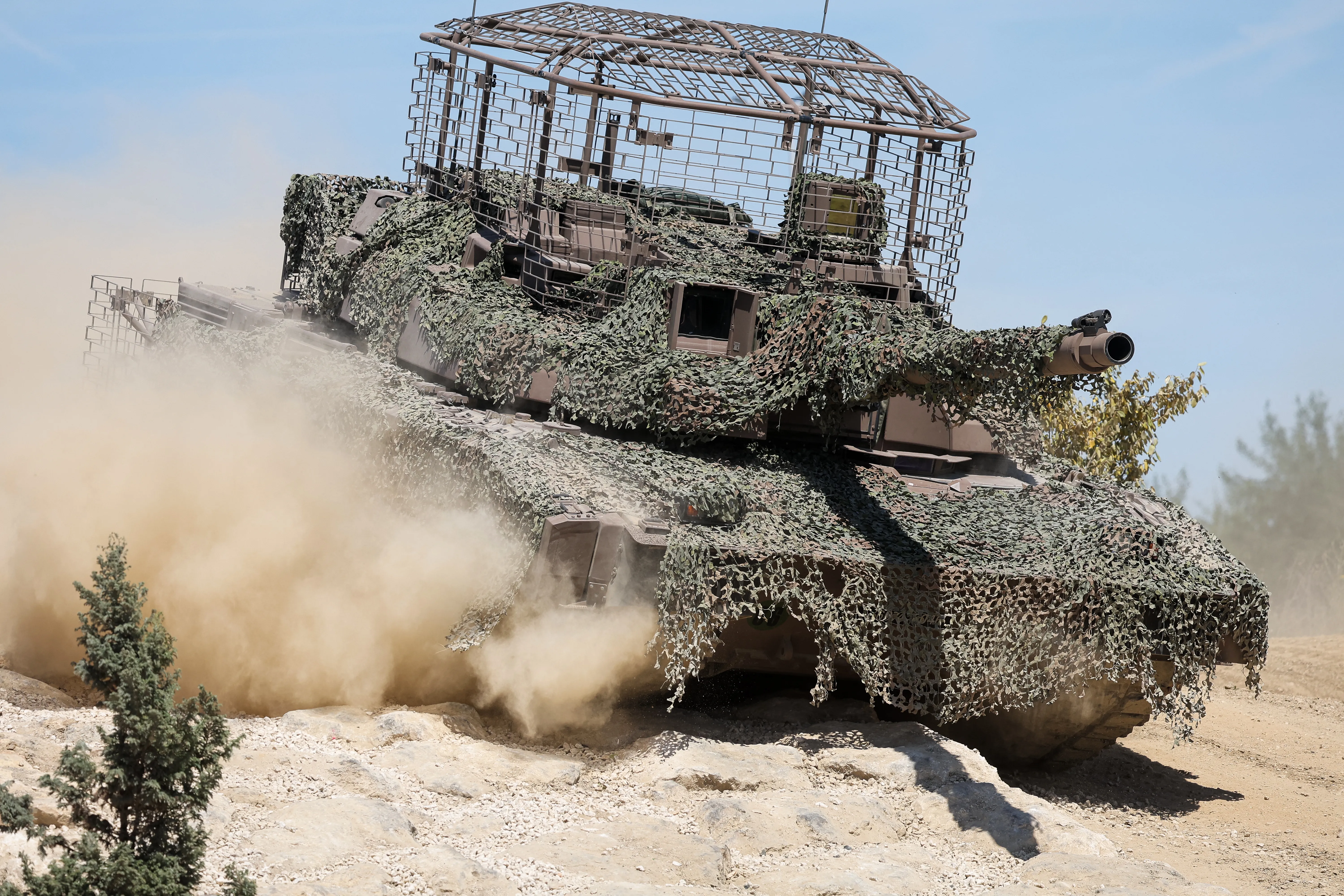 Cette photographie montre un char de combat AMX Leclerc (Char Leclerc) avec une cage anti-drone sur son sommet lors d'une démonstration dynamique d'équipements militaires au salon Eurosatory, dédié à la défense et à la sécurité, au Parc des Expositions de Paris Nord Villepinte à Villepinte, banlieue nord-est de Paris, le 14 juin 2026. Le salon Eurosatory a lieu du 15 au 19 juin 2026. (Photo de Kenzo TRIBOUILLARD / AFP via Getty Images)