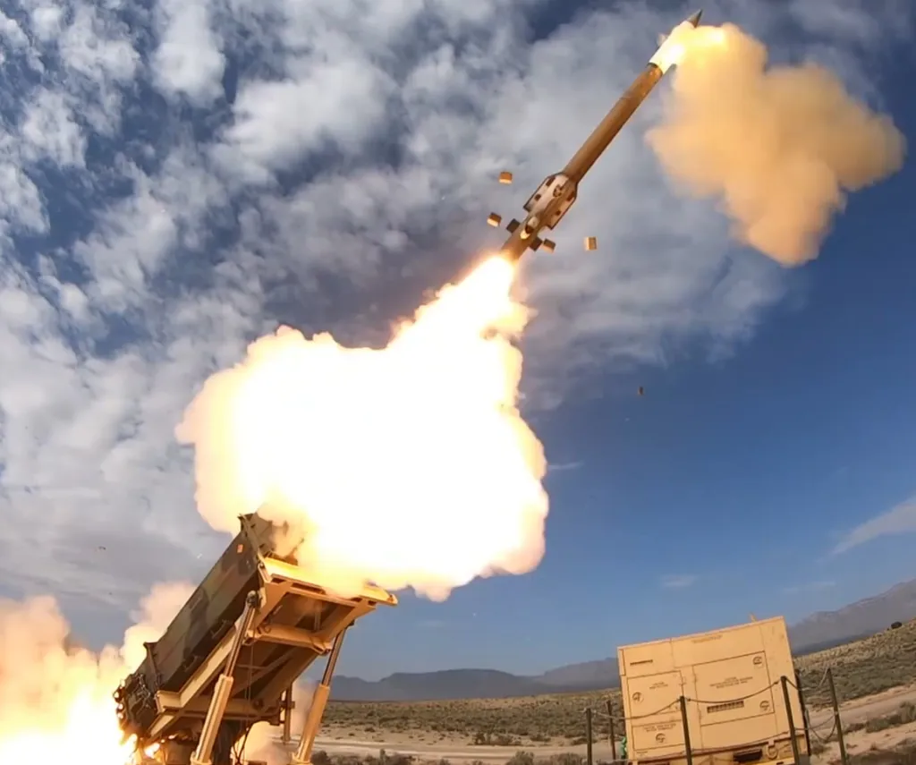 Un missile Patriot Advanced Capability-3 (PAC-3) Cost Reduction Initiative (CRI) est lancé lors du récent test en vol réussi du système de commandement de combat intégré (IBCS) au champ de tir de missiles White Sands.