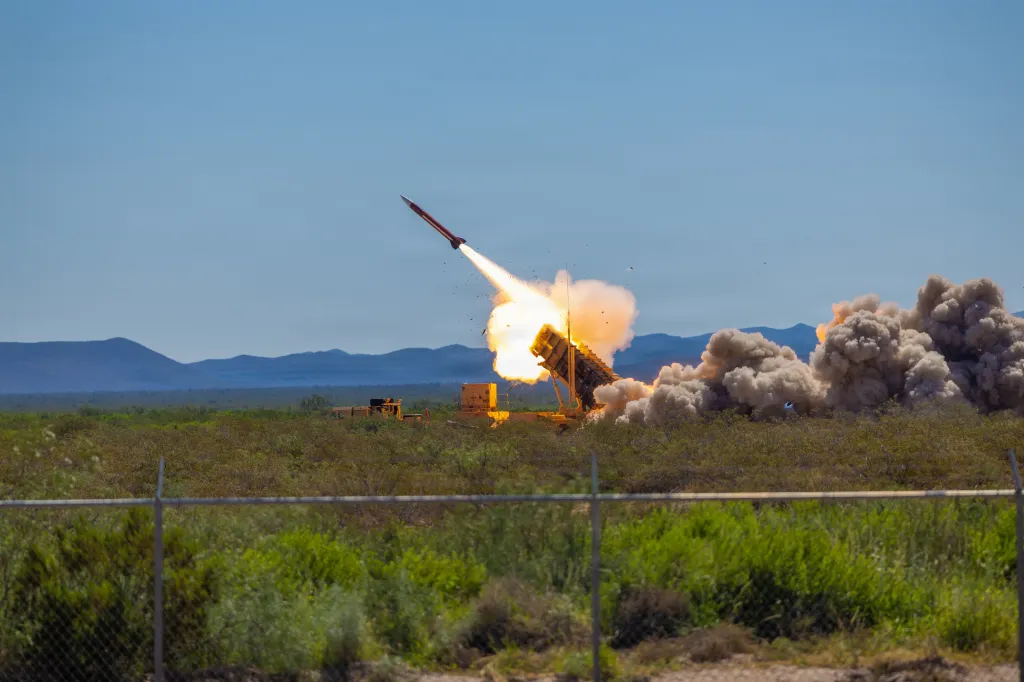 Les soldats de la 11e Brigade d'artillerie de défense aérienne effectuent un exercice de tir réel de missile Patriot à MacGregor Range, près de fort Bliss, Texas, le 23 août 2025. L'exercice est conçu pour valider la compétence de l'équipage, garantir la fiabilité de l'équipement et envoyer un message clair de dissuasion aux adversaires potentiels. (Photo de l'armée américaine par le Sgt. JaDarius Duncan)