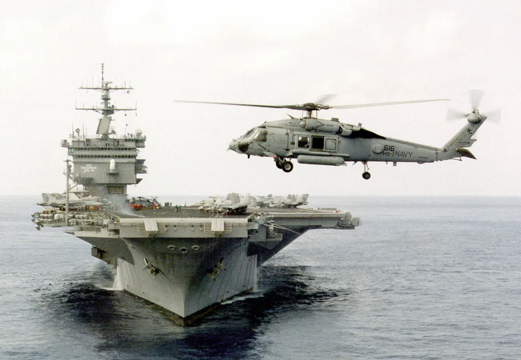Un hélicoptère SH-60 Blackhawk affecté à l'Escadron d'hélicoptères anti-sous-marin Seven (HS-7) survole la proue du porte-avions USS Enterprise CVN 65. L'Enterprise et le HS-7 participent à l'exercice de l'unité de formation composite (COMPTUEX) dans la zone d'exploitation de Porto Rico. (Photo du DoD par le maître de 3e classe Timothy Smith. (Publié))