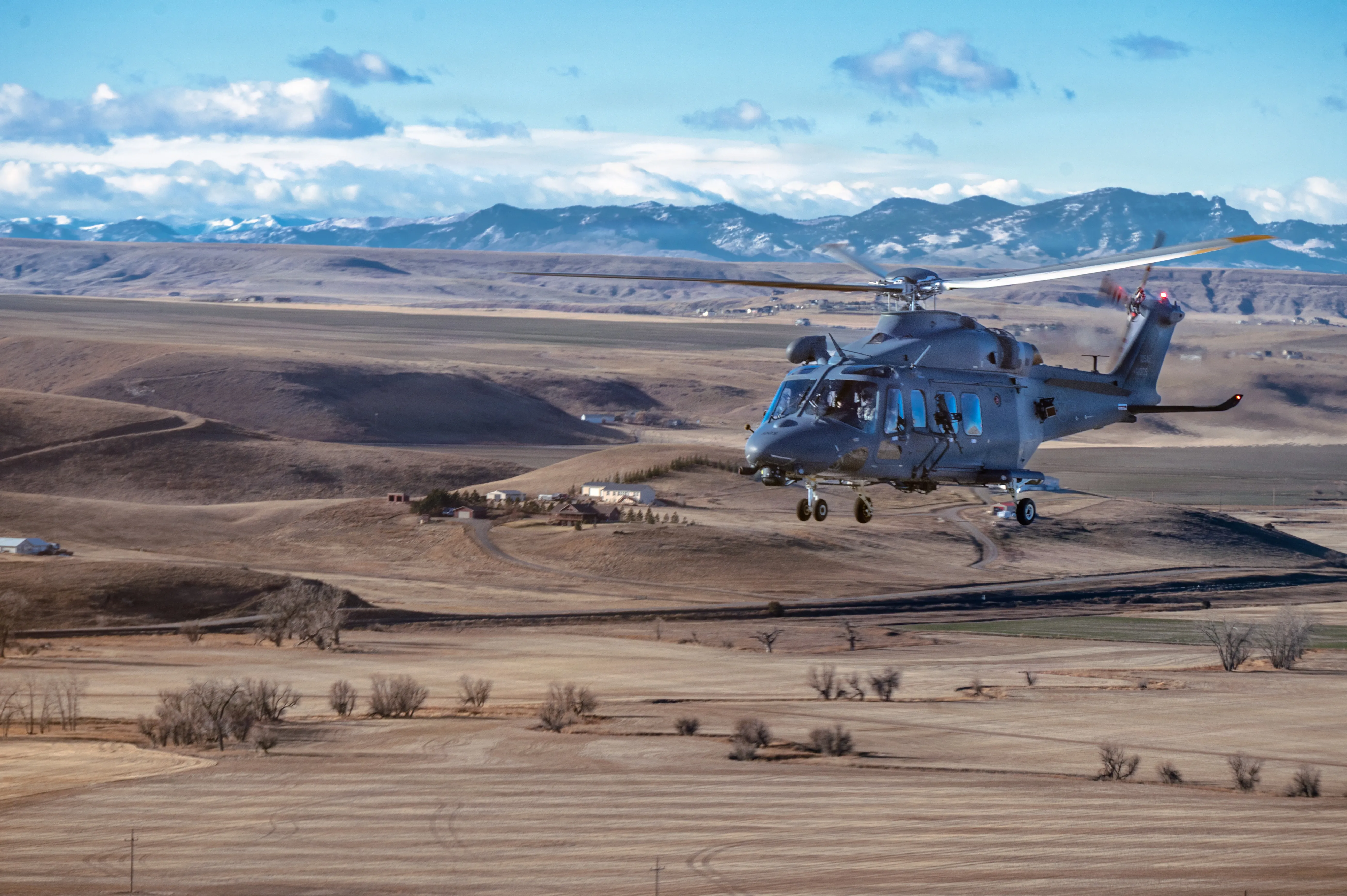 Un loup gris MH-139A de l'US Air Force affecté au 40e Escadron d'hélicoptères effectue sa première mission opérationnelle à la base aérienne de Malmstrom, Montana, le 8 janvier 2026. La mission marque le début du remplacement de l'UH-1N Huey de l'ère vietnamienne et représente une étape clé dans la modernisation de la sécurité de la dissuasion nucléaire terrestre du pays. (Photo de l'US Air Force par un membre de la 1re classe Teniya Caldwell)