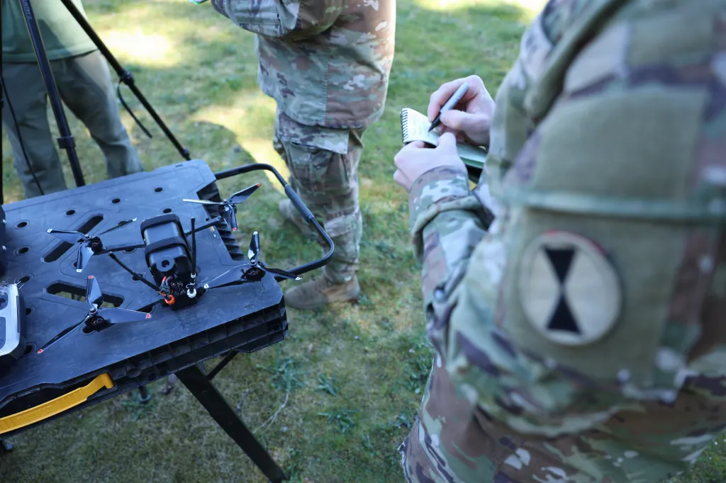 Un soldat affecté à la 7e Division d'infanterie prend des notes sur le drone FPV de 8 pouces d'attaque à sens unique Archer Block 1, variante hôtelière, à la base commune Lewis-McChord, Washington, le 9 avril 2026. (Photo de l'armée américaine par le sergent d'état-major Brandon Rickert)