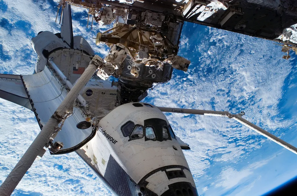 DANS L'ESPACE - 15 AOÛT : Dans cette photo fournie par la NASA, sur fond de noirceur de l'espace et de l'horizon terrestre, la navette spatiale Endeavour, amarrée à l'adaptateur d'accouplement pressurisé (PMA-2) de la Station spatiale internationale, est présentée sur cette photographie prise par un membre d'équipage lors de la première session d'activité extravéhiculaire (EVA) prévue de la mission le 15 août 2007 dans l'espace. (Photo de la NASA via Getty Images)