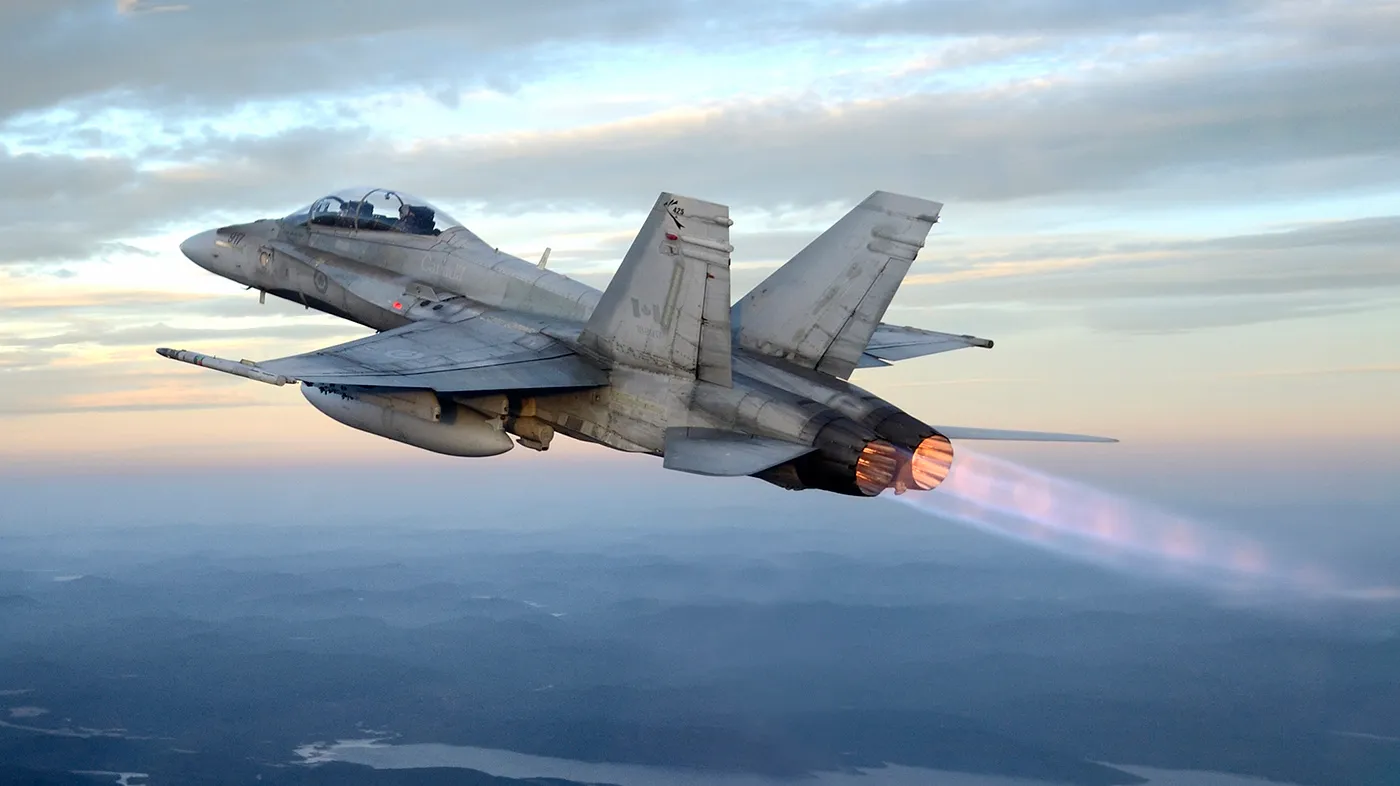 BN2012-0408-02 22 novembre 2012 Bagotville, QC Un CF-18 biplace survole le parc des Laurentides en route vers le champ de tir de Valcartier. Photo : Caporal Pierre Habib, 3e Escadre Bagotville © 2012 DND-MDN Canada ~ BN2012-0408-02 22 novembre 2012 Bagotville, Québec Le vol d'un CF-18 à deux places en route vers le champ de tir de Valcartier, au dessus du parc des Laurentides. Photo : Caporal Pierre Habib, 3e Escadre Bagotville © 2012 DND-MDN Canada