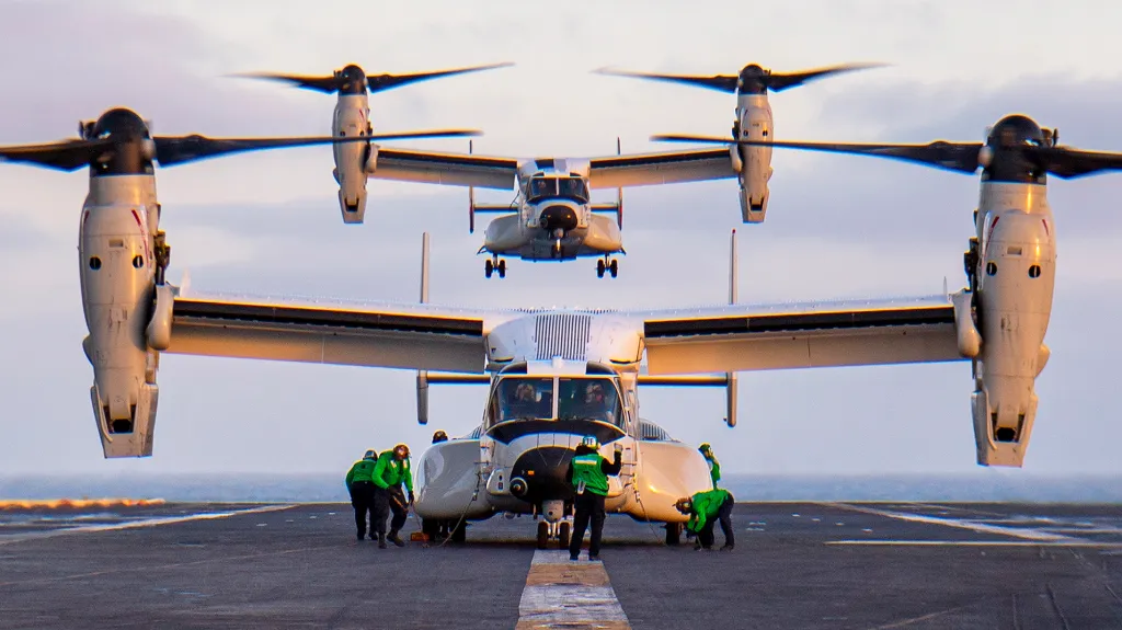 Les CMV-22B atterrissent sur un porte-avions