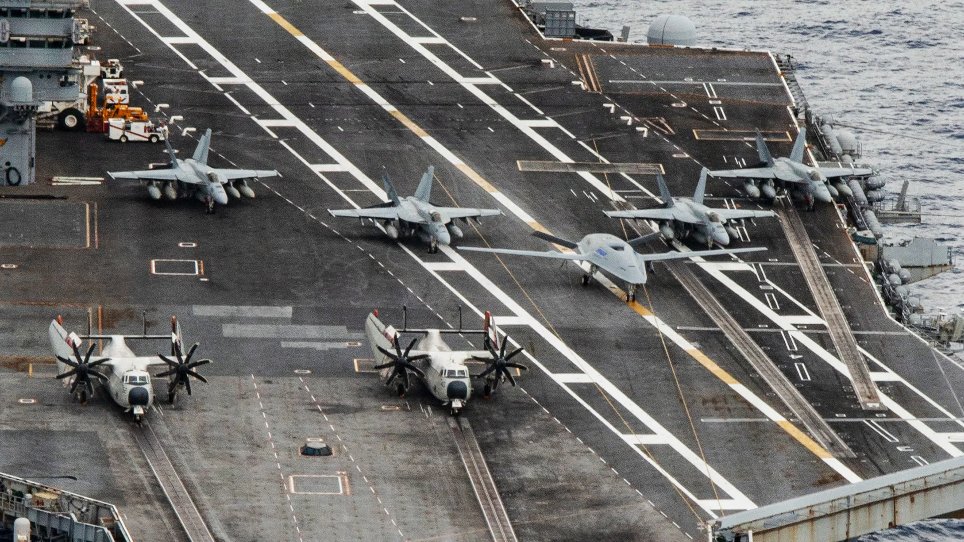 Vingt-six navires de 13 pays partenaires et alliés sont en formation avec le porte-avions de classe Nimitz USS Nimitz (CVN 68) dans le cadre de l'exercice de flotte (FLEETEX) 250 dans l'océan Atlantique, le 25 juin 2026. Nimitz participe actuellement à l'exercice de flotte (FLEETEX) 250, une série d'événements de formation multilatéraux structurés en mer, visant à renforcer la cohésion, à valider les procédures tactiques et à renforcer la l'interopérabilité des unités participantes, qui comprennent des navires de guerre, des avions et des équipages des États-Unis et de 13 pays partenaires et alliés. (Photo de l'US Navy par le matelot Johnathan McCune, spécialiste des communications de masse)