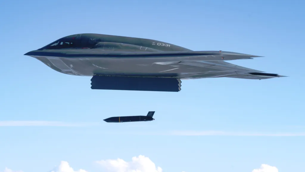 L'intégration de l'AGM-158C offre un énorme gain de capacité au B-2, créant une plate-forme pénétrante de destruction de flotte qui pourrait être particulièrement précieuse dans un futur combat haut de gamme dans le Pacifique contre la Chine.
