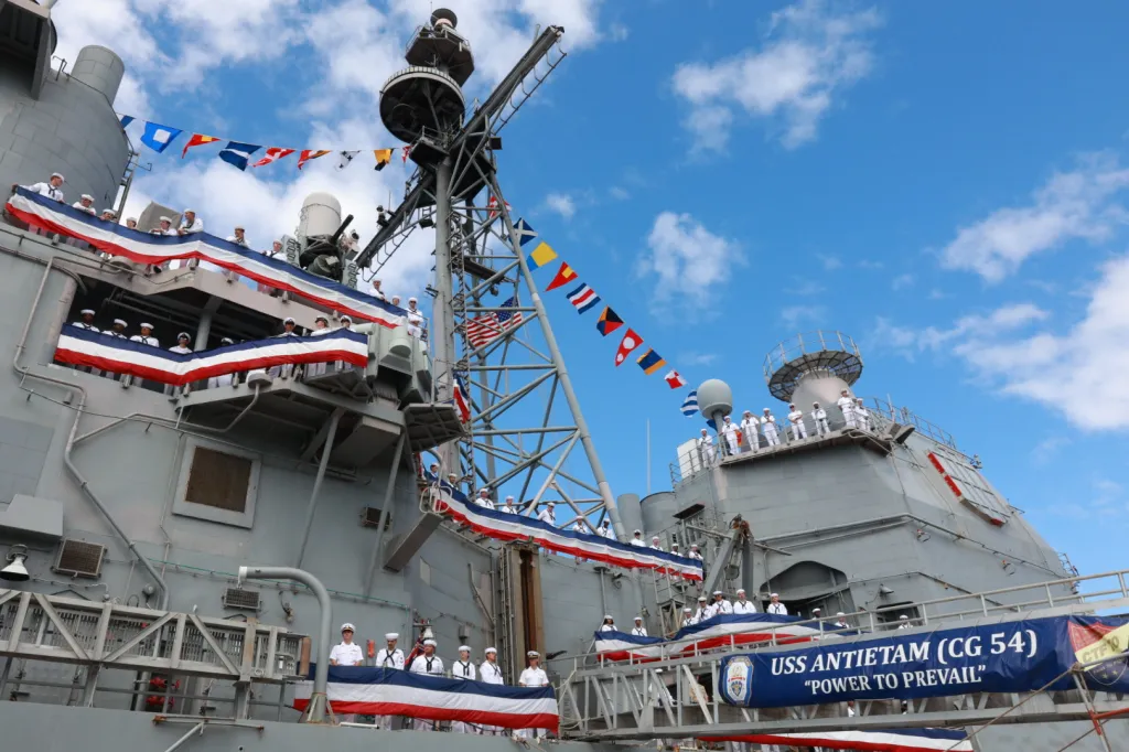 HONOLULU (27 septembre 2024) – les membres de l'équipage se préparent à dire adieu à leurs navires lors de la cérémonie de mise hors service du croiseur à missiles guidés de classe Ticonderoga USS Antietam (CG 54). Mis en service à Baltimore, Maryland le 22 mai 1987, Antietam achève son service après 37 ans. Les croiseurs lance-missiles modernes de l'US Navy effectuent plusieurs missions, notamment la guerre aérienne (AW), la guerre sous-marine (USW), l'appui-feu de surface naval (NSFS) et la guerre de surface (SUW), capables de soutenir des groupements tactiques de porte-avions, des forces amphibies ou d'opérer de manière indépendante et en tant que fleurons de groupes d'action de surface. (Photo de l'US Navy par Ens. Paula Hackbart/libéré)