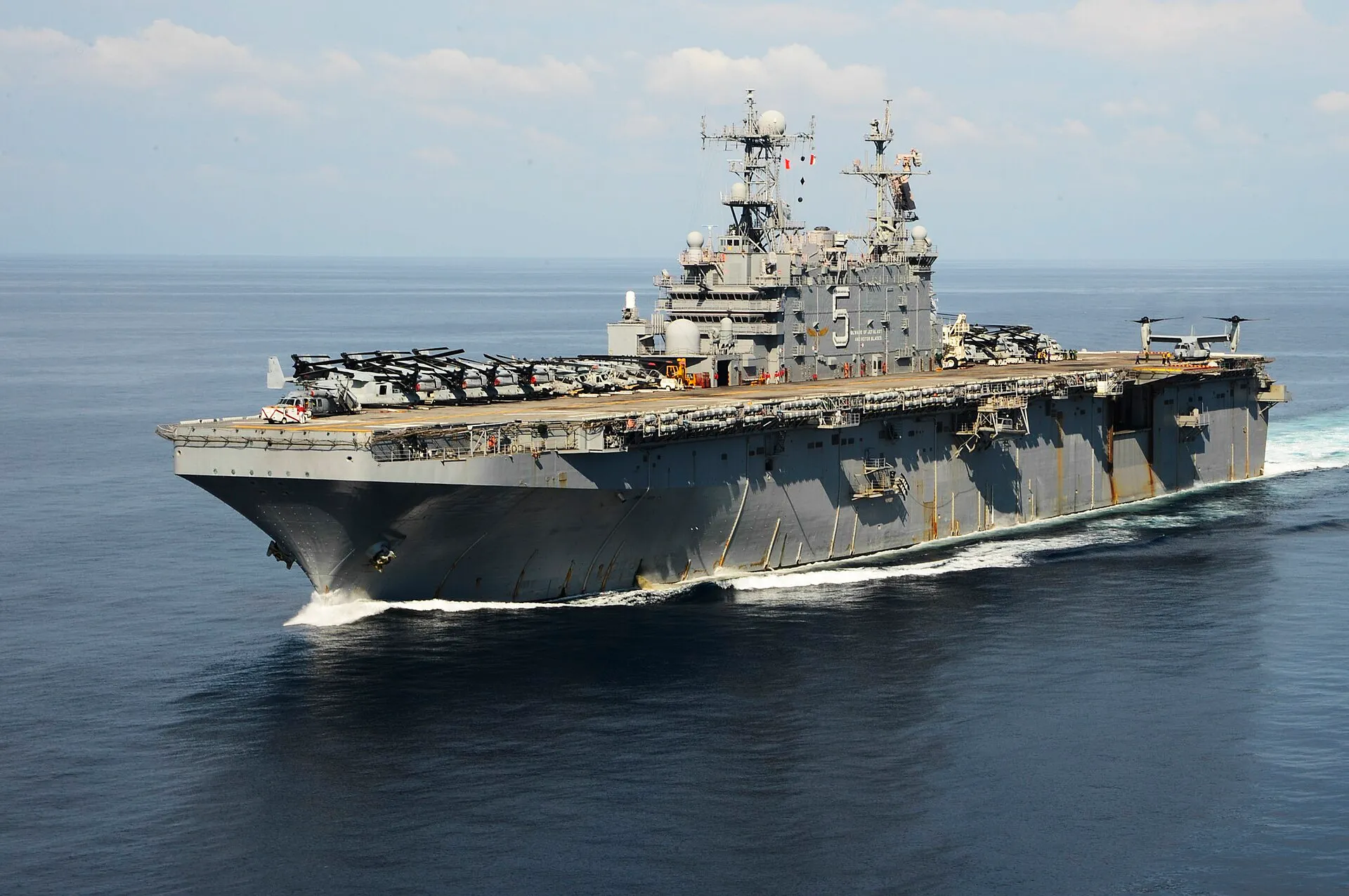 141022-N-NZ935-057MER DES PHILIPPINES (oct. 22, 2014) - Le navire d'assaut amphibie USS Peleliu (LHA 5) navigue en eau libre dans le cadre du groupe amphibie Peleliu (PELARG). Peleliu est le navire de tête du PELARG (#PELARG14), commandé par le capitaine Heidi Agle, et mène des exercices de forces conjointes dans la zone de responsabilité de la 7e flotte américaine. (Photo de l'US Navy par le spécialiste de la communication de masse 1re classe Joshua Hammond/libéré)