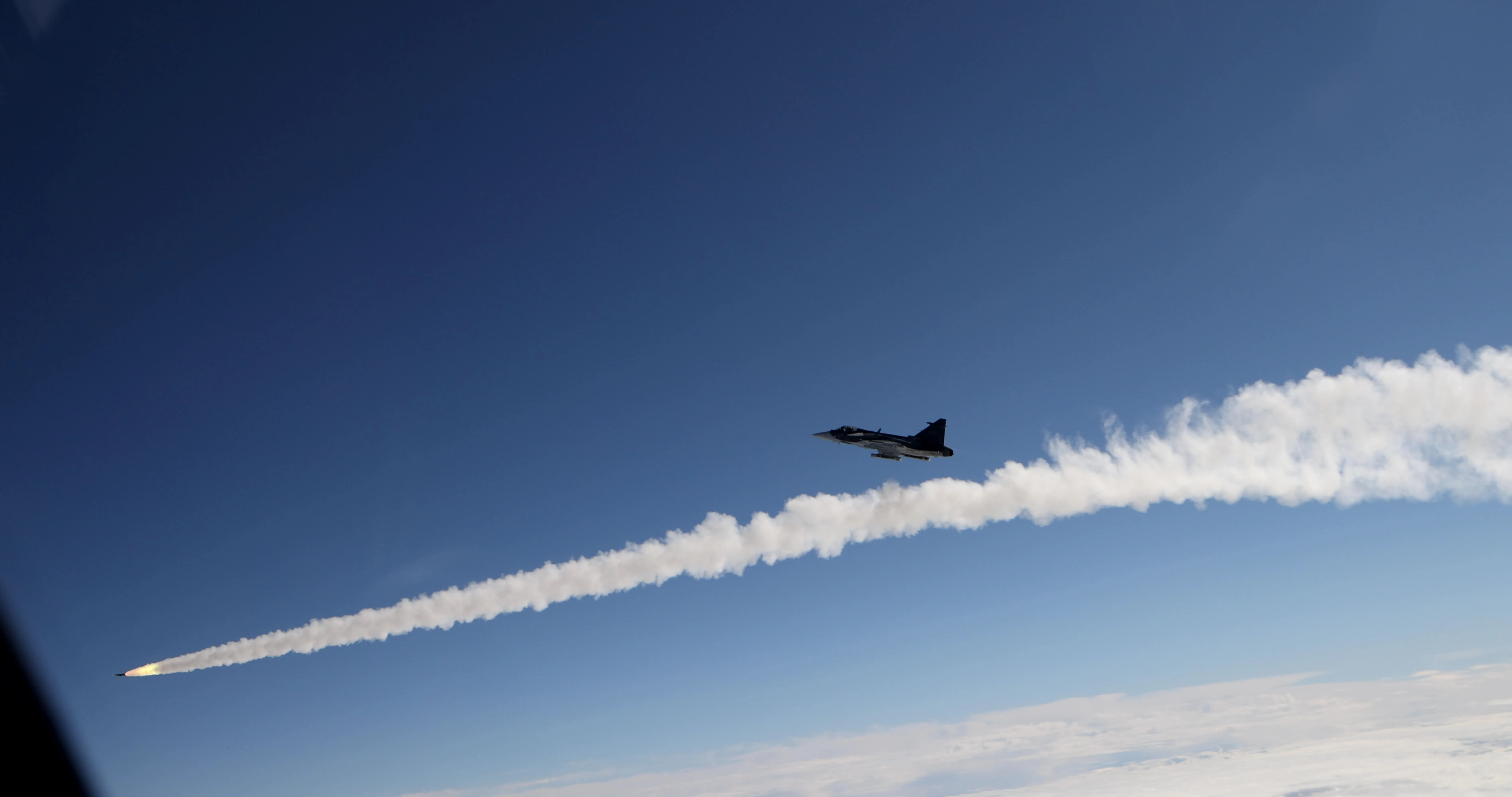 Le Gripen E tire un Meteor