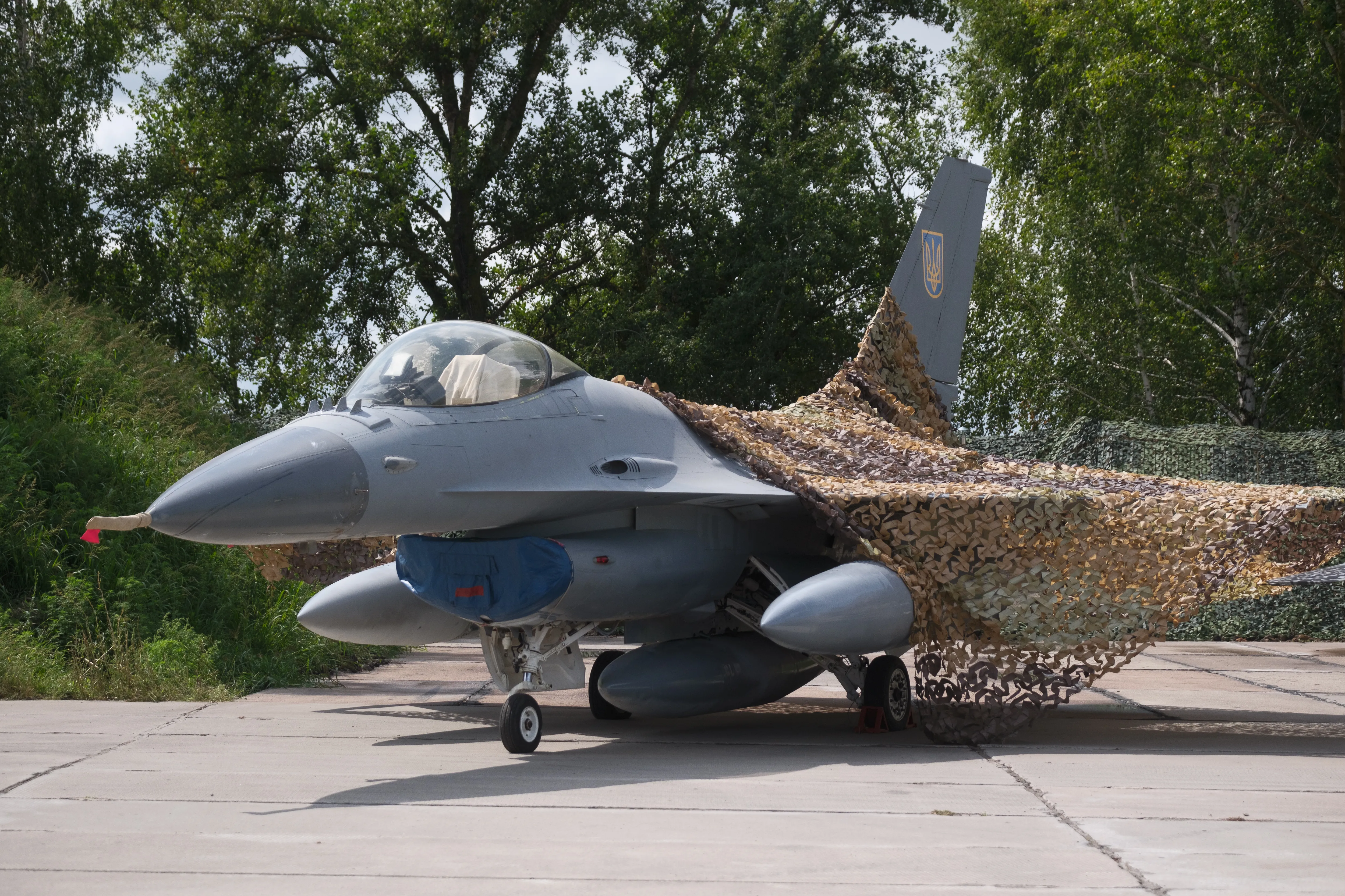 NON SPÉCIFIÉ, UKRAINE - 4 AOÛT : Le premier faucon de combat F-16 de General Dynamics reçu par l'Ukraine est vu le jour de l'armée de l'air ukrainienne le 4 août 2024 à Non spécifié, en Ukraine. Lors de l'événement organisé à l'occasion de la Journée de l'armée de l'air ukrainienne, avec la participation du président ukrainien Volodymyr Zelenskyi, les premiers F-16 Fighting Falcon de General Dynamics reçus par l'Ukraine ont été présentés. (Photo de Vitalii Nosach/Global Images Ukraine via Getty Images)