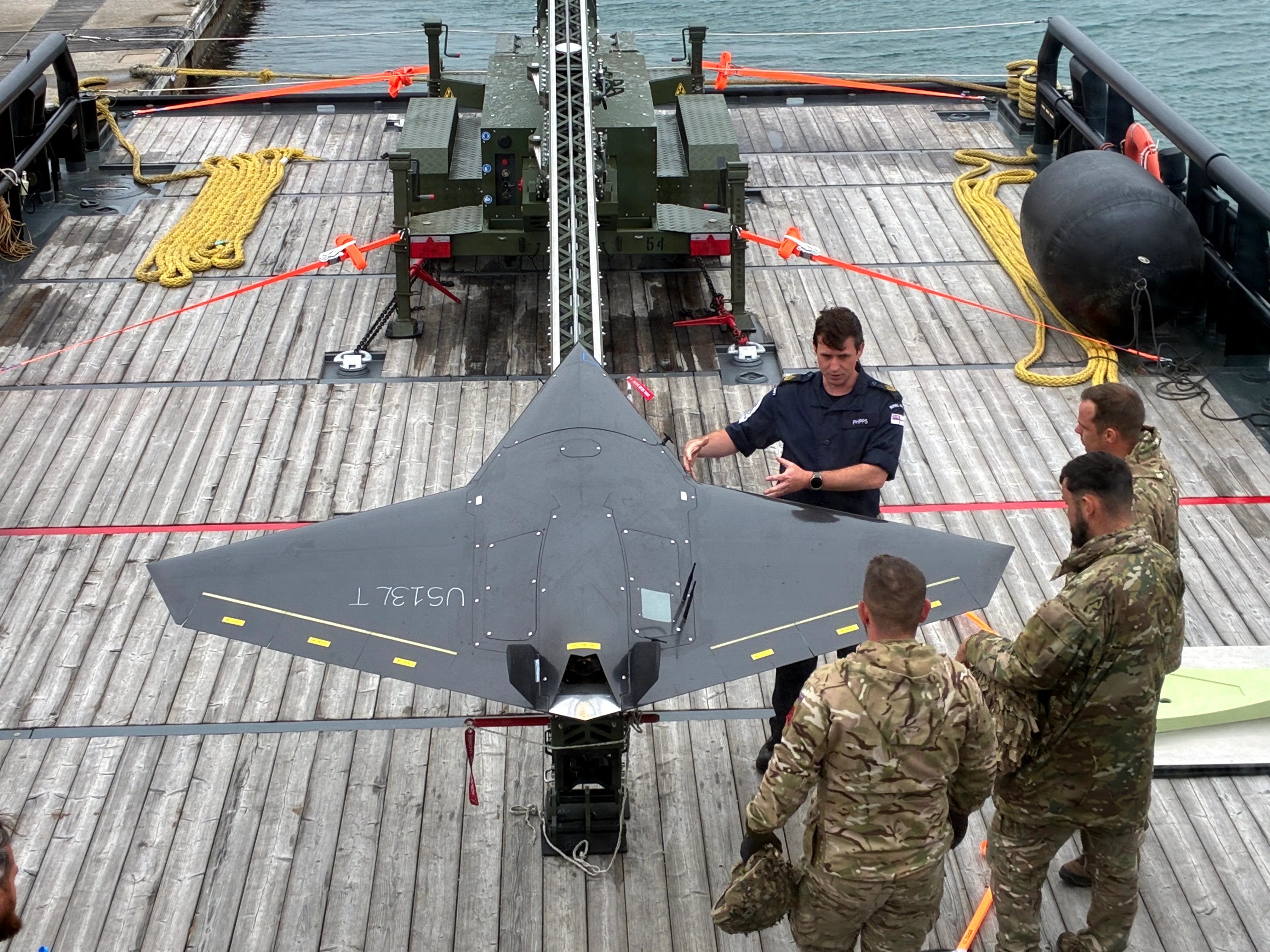 La Royal Navy a lancé avec succès un drone capable de frapper depuis un navire en mer, marquant une avancée significative dans la volonté du Royaume-Uni de créer une force navale hybride pour se défendre contre l'évolution des menaces. En collaboration avec des collègues de l'armée britannique, les marins du navire d'expérimentation XV Patrick Blackett ont lancé le drone Nyan One Way Effector lors de récents essais au large de la côte sud de l'Angleterre. Déjà largement testé lors d'exercices terrestres, le drone autonome a été emmené en mer pour explorer comment il pourrait être piloté depuis un navire. Préprogrammé pour voler vers une cible spécifique, le système était piloté depuis un lanceur installé sur le pont du navire. *** Légende locale ***