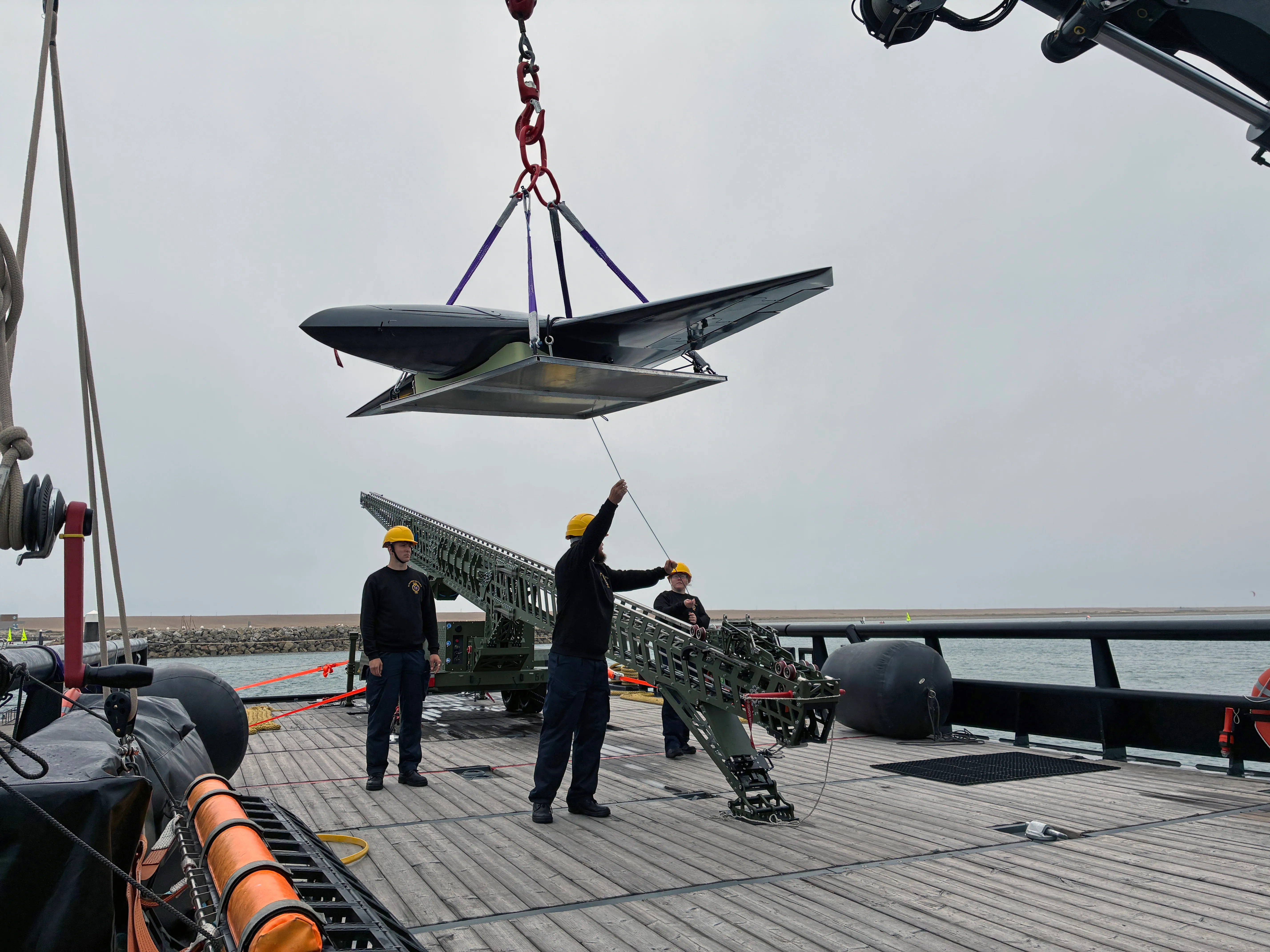 La Royal Navy a lancé avec succès un drone capable de frapper depuis un navire en mer, marquant une avancée significative dans la volonté du Royaume-Uni de créer une force navale hybride pour se défendre contre l'évolution des menaces. En collaboration avec des collègues de l'armée britannique, les marins du navire d'expérimentation XV Patrick Blackett ont lancé le drone Nyan One Way Effector lors de récents essais au large de la côte sud de l'Angleterre. Déjà largement testé lors d'exercices terrestres, le drone autonome a été emmené en mer pour explorer comment il pourrait être piloté depuis un navire. Préprogrammé pour voler vers une cible spécifique, le système était piloté depuis un lanceur installé sur le pont du navire. *** Légende locale ***