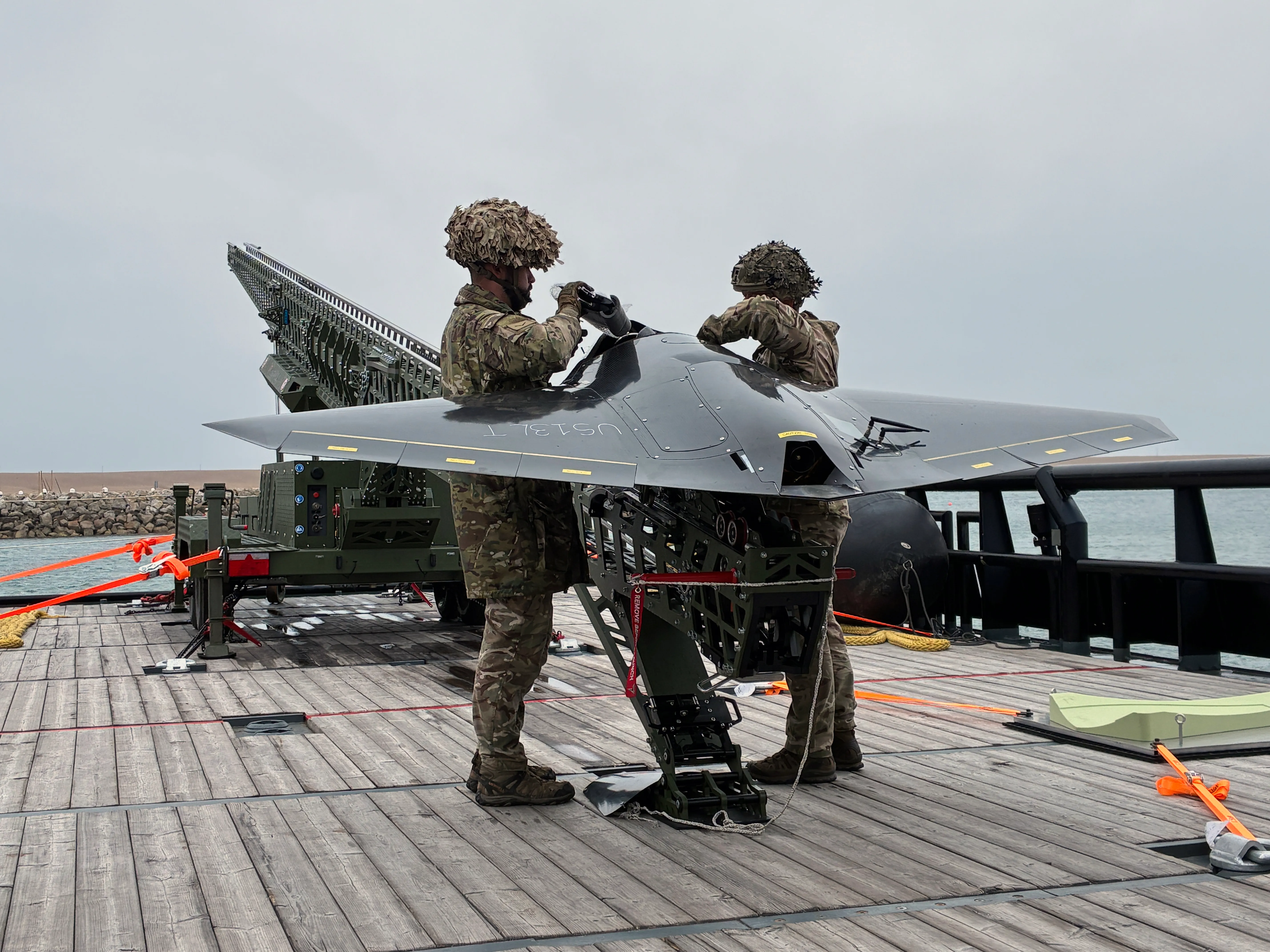 La Royal Navy a lancé avec succès un drone capable de frapper depuis un navire en mer, marquant une avancée significative dans la volonté du Royaume-Uni de créer une force navale hybride pour se défendre contre l'évolution des menaces. En collaboration avec des collègues de l'armée britannique, les marins du navire d'expérimentation XV Patrick Blackett ont lancé le drone Nyan One Way Effector lors de récents essais au large de la côte sud de l'Angleterre. Déjà largement testé lors d'exercices terrestres, le drone autonome a été emmené en mer pour explorer comment il pourrait être piloté depuis un navire. Préprogrammé pour voler vers une cible spécifique, le système était piloté depuis un lanceur installé sur le pont du navire. *** Légende locale ***