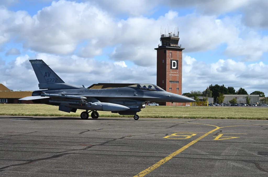 Un faucon de combat F-16 de l'US Air Force du 555e Escadron de chasse, base aérienne d'Aviano, en Italie, se rend en taxi jusqu'à la piste en vue du décollage d'un vol d'entraînement avant le début du Cobra Warrior 24-2 à la Royal Air Force Mildenhall, en Angleterre, le 11 septembre 2024. Des exercices combinés entre les États-Unis, l’OTAN et les pays partenaires pour la paix sont menés pour améliorer la coordination, la collaboration et l’interopérabilité entre les alliés. (Photo de l'US Air Force par Karen Abeyasekere