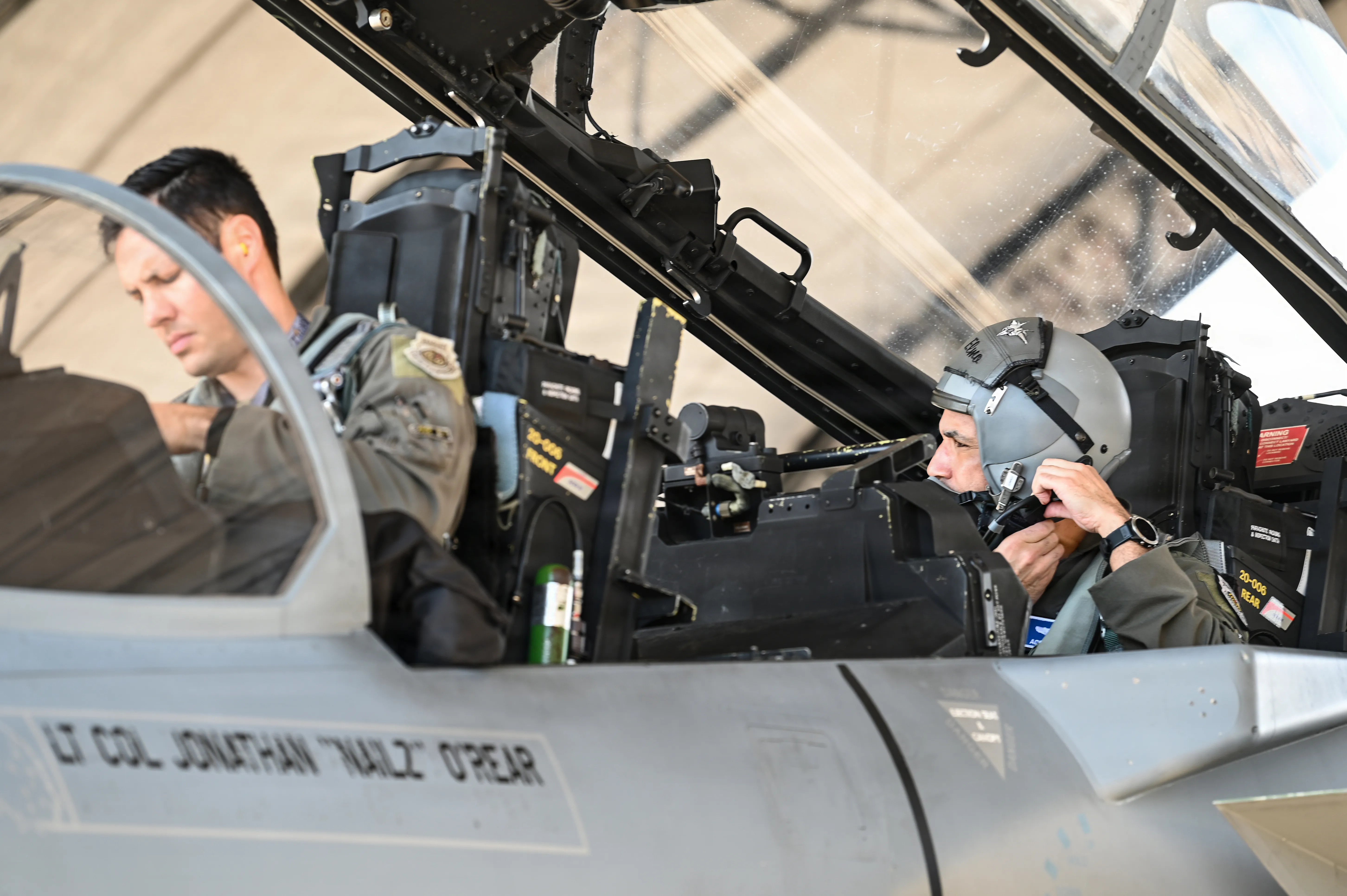 Le général Adrian Spain, commandant du Commandement de combat aérien, à droite, met un casque de vol aux côtés du lieutenant-colonel Aaron Eshkenazi, directeur des essais F-15EX pour le 84e Escadron d'essais et d'évaluation, avant un vol à la base aérienne d'Eglin, en Floride, le 9 mars 2026. À compter de l'exercice 2026, la flotte actuelle de 98 F-15EX de l'US Air Force devrait atteindre 129. (États-Unis Photo de l'Armée de l'Air par le Senior Airman Christian Conrad)