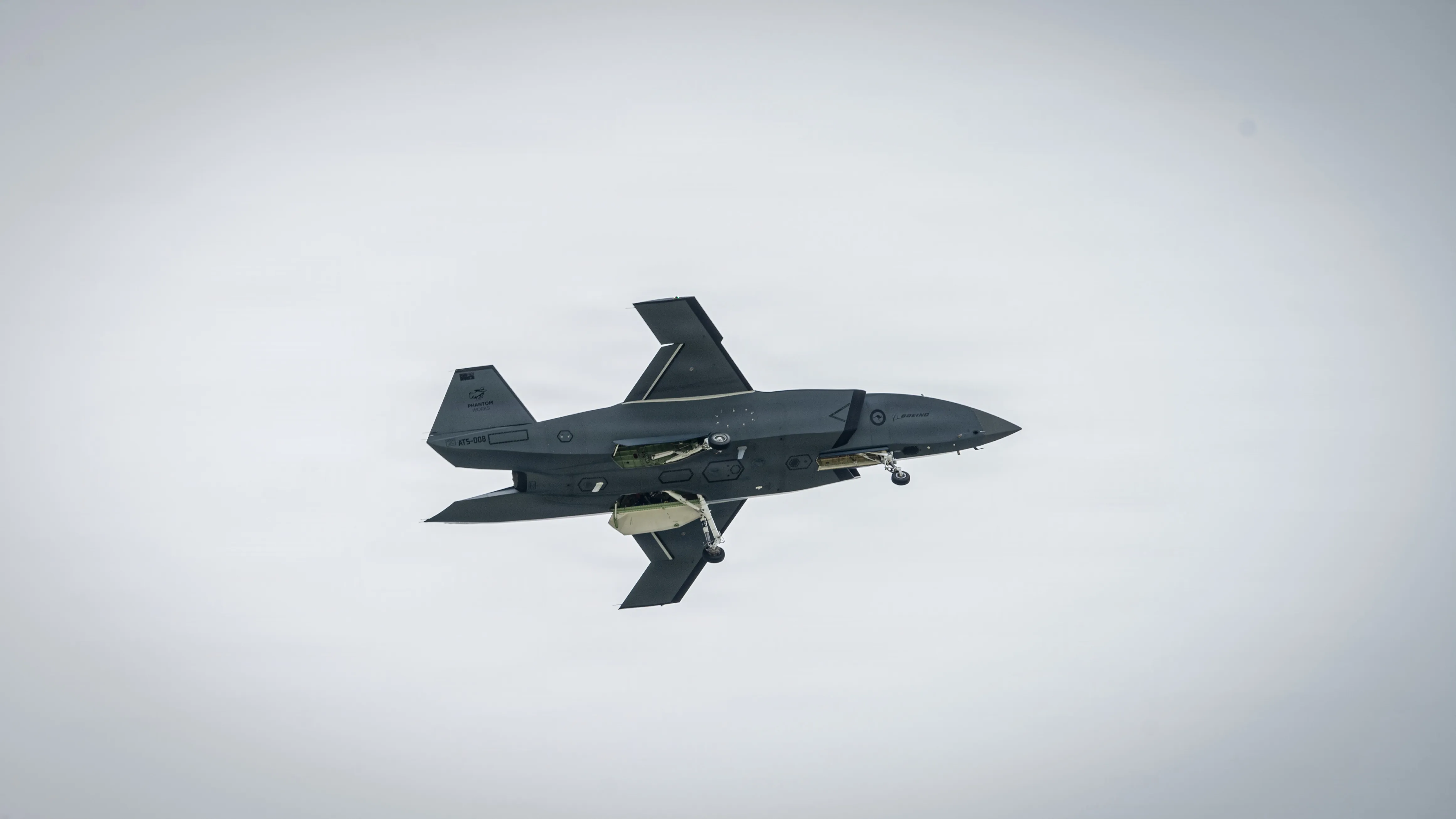 Un MQ-28 Ghost Bat de Boeing Defence Australia, un avion d'essai représentatif de la production, effectue un survol lors de l'exercice Valiant Shield 2026 au-dessus de Rota, Commonwealth des îles Mariannes du Nord, le 25 juin 2026. Les avions de combat collaboratifs sont des avions semi-autonomes qui fonctionnent sous la surveillance d'opérateurs humains. (Adrien Tran, aviateur principal de l'US Air Force)