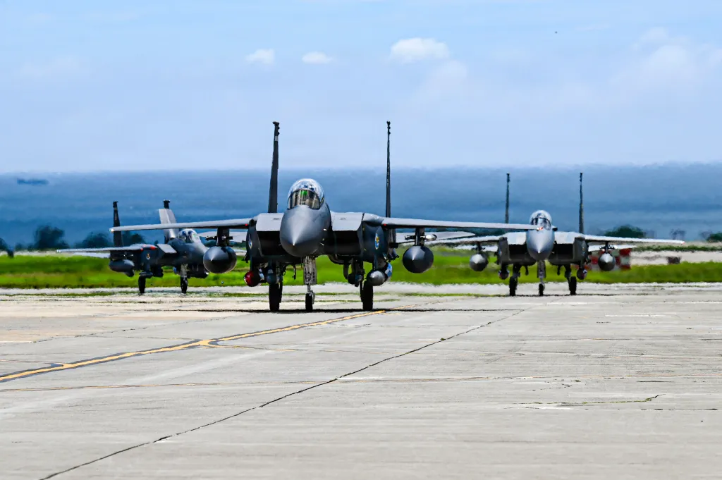 Un F-15EX Eagle II et un F-15E Strike Eagles de l'US Air Force affectés au 85e Escadron d'essais et d'évaluation de la base aérienne d'Eglin, en Floride, atterrissent à la base aérienne de Kadena, au Japon, le 29 juin 2026. L'arrivée de l'avion d'essai a soutenu les efforts du ministère de la Guerre visant à moderniser la puissance aérienne américaine dans l'Indo-Pacifique et a préparé le personnel de Kadena et la communauté locale à l'arrivée du F-15EX. (Photo de l'US Air Force par un membre de la 1re classe Gracelyn Hess)