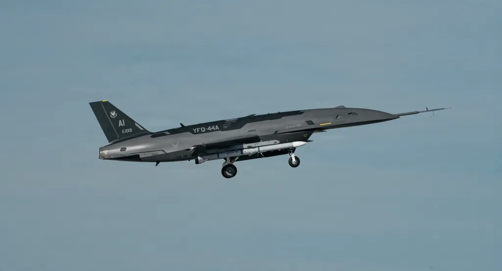 Un YFQ-44A, qui fait partie du programme Collaborative Combat Aircraft (CCA) de l'Air Force, subit un test de transport en captivité non daté sur un site d'essai en Californie. Cette phase de test utilise des munitions inertes pour valider méthodiquement l’intégration des armes, les performances structurelles et la sécurité, garantissant ainsi que la plate-forme peut transporter en toute sécurité des magasins externes. Le programme CCA est un élément essentiel d’un système de systèmes plus vaste et intégré conçu pour étendre la portée et l’efficacité des avions avec équipage, donnant ainsi aux combattants américains un avantage écrasant dans les conflits futurs. (Photo de courtoisie)