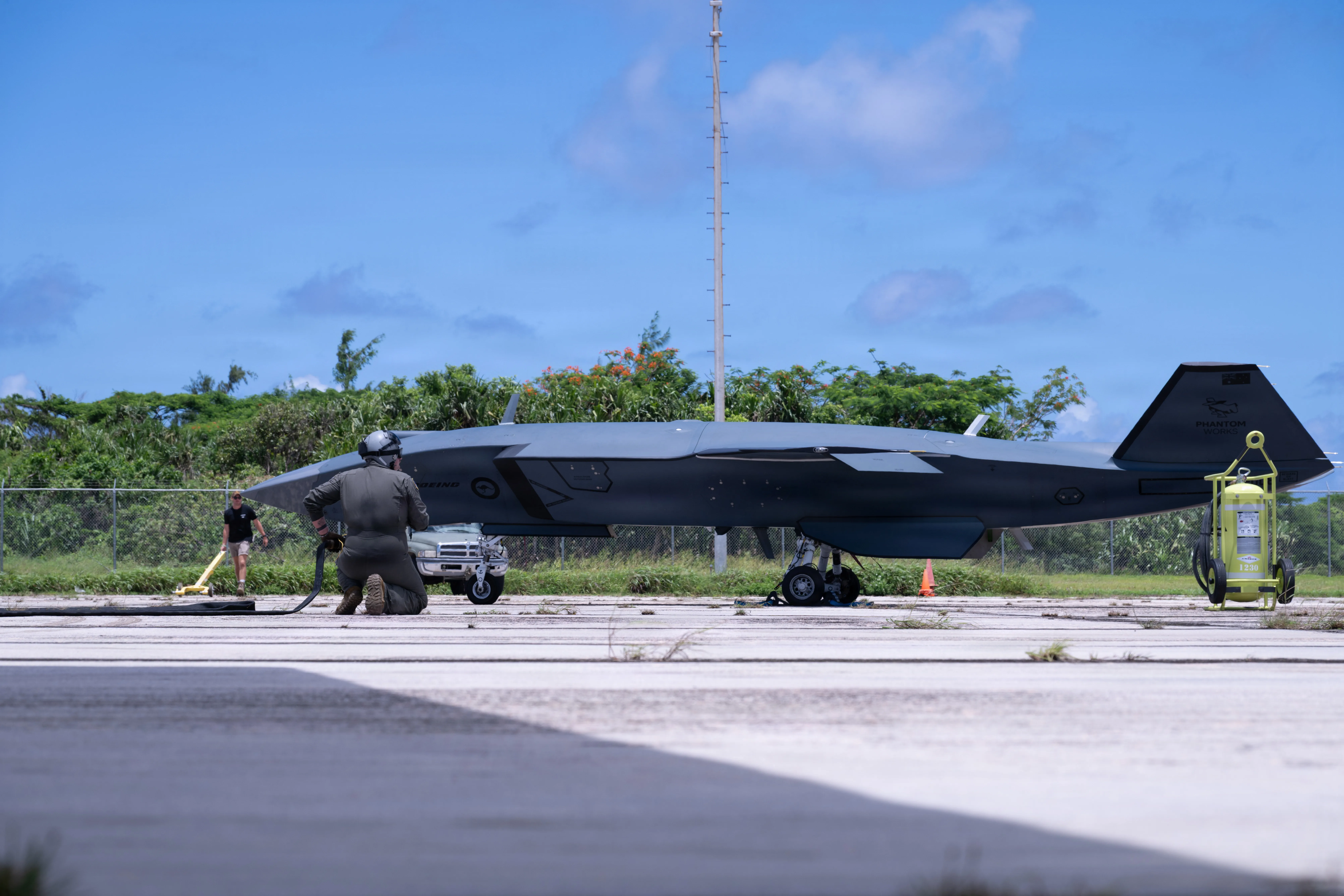 Un HC-130J combat King II de l'US Air Force et des aviateurs affectés au 79e Escadron de sauvetage, aux côtés de membres de la Royal Australian Air Force et de l'unité d'opérations expérimentales basée à la base aérienne de Nellis, effectuent une validation de principe d'une opération de point d'armement et de ravitaillement avancé pour les avions de combat collaboratifs avec le MQ-28 Ghost Bat à Rota, Commonwealth des îles Mariannes du Nord, le 28 juin 2026, à l'appui du VALIANT SHIELD 2026. Des exercices comme VALIANT SHIELD donnent aux forces interarmées du Commandement du Pacifique la possibilité d'intégrer des forces de toutes les branches de service et avec nos alliés pour mener des effets multi-axes et multi-domaines précis, mortels et écrasants qui démontrent la force et la polyvalence de la force interarmées et notre engagement en faveur d'un Indo-Pacifique libre et ouvert. (Photo de l'US Air Force par l'aviateur principal Austin Salazar)